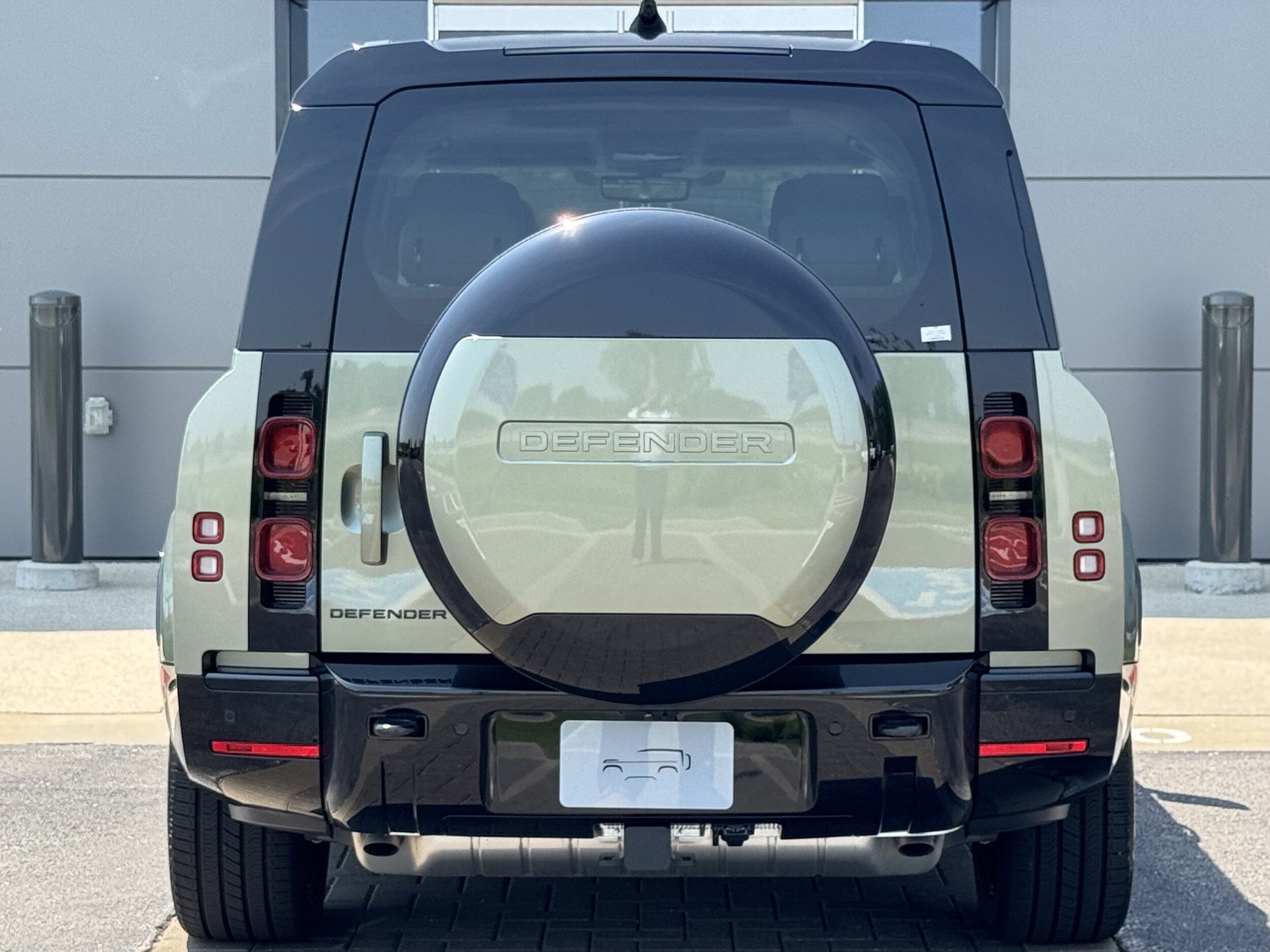 2025 Land Rover Defender 130 X-Dynamic SE photo 4