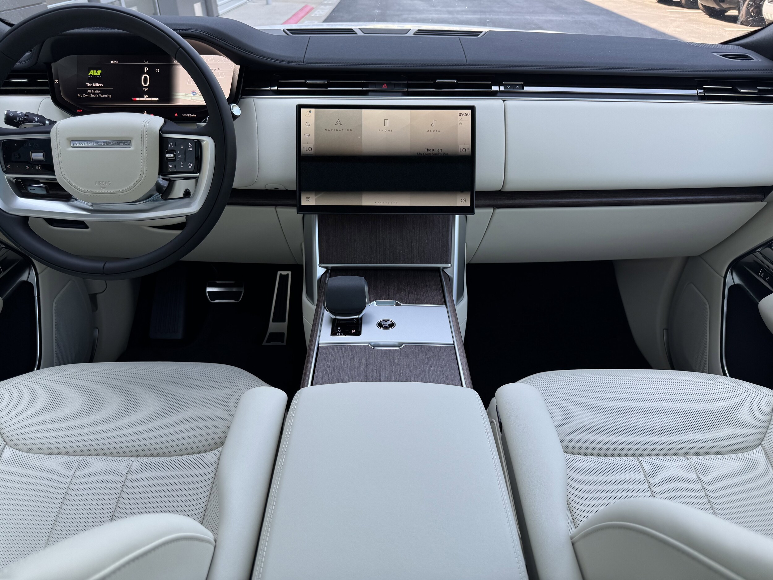 2025 Land Rover Range Rover SE photo 4