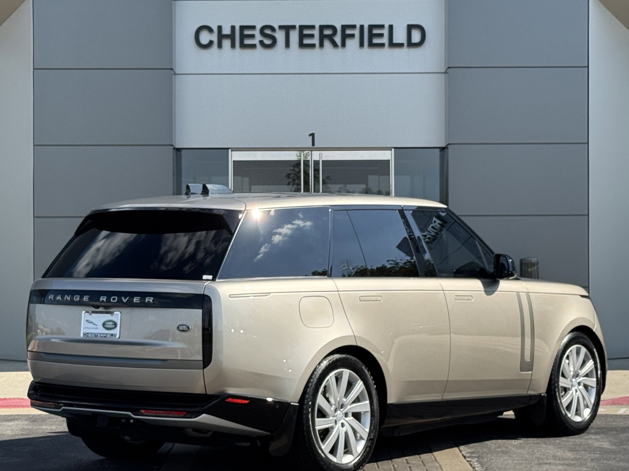 2023 Land Rover Range Rover SE photo 2