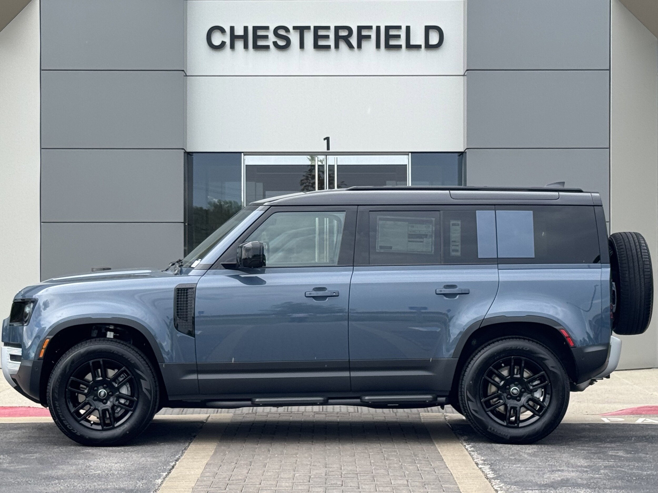 2025 Land Rover Defender 110 S photo 3