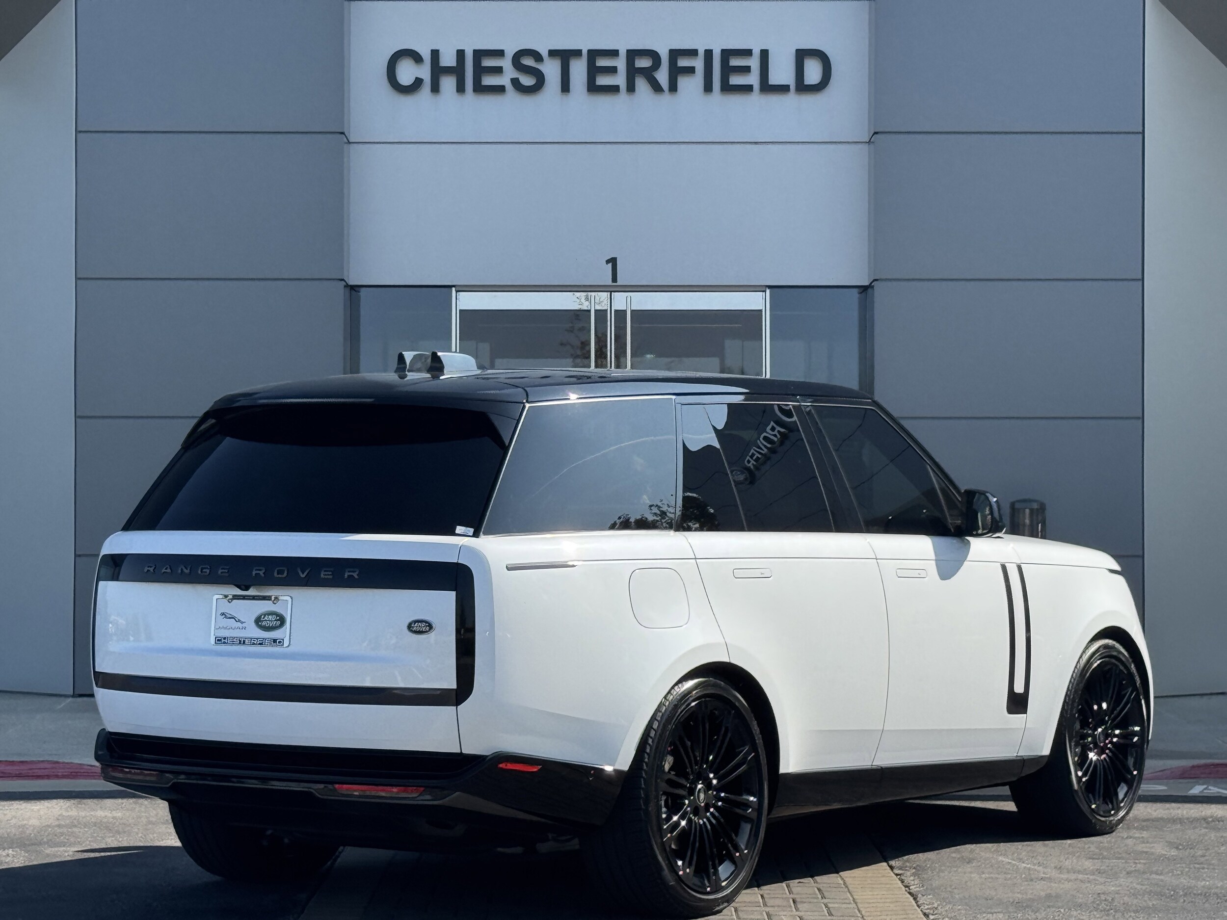 2023 Land Rover Range Rover SE photo 2