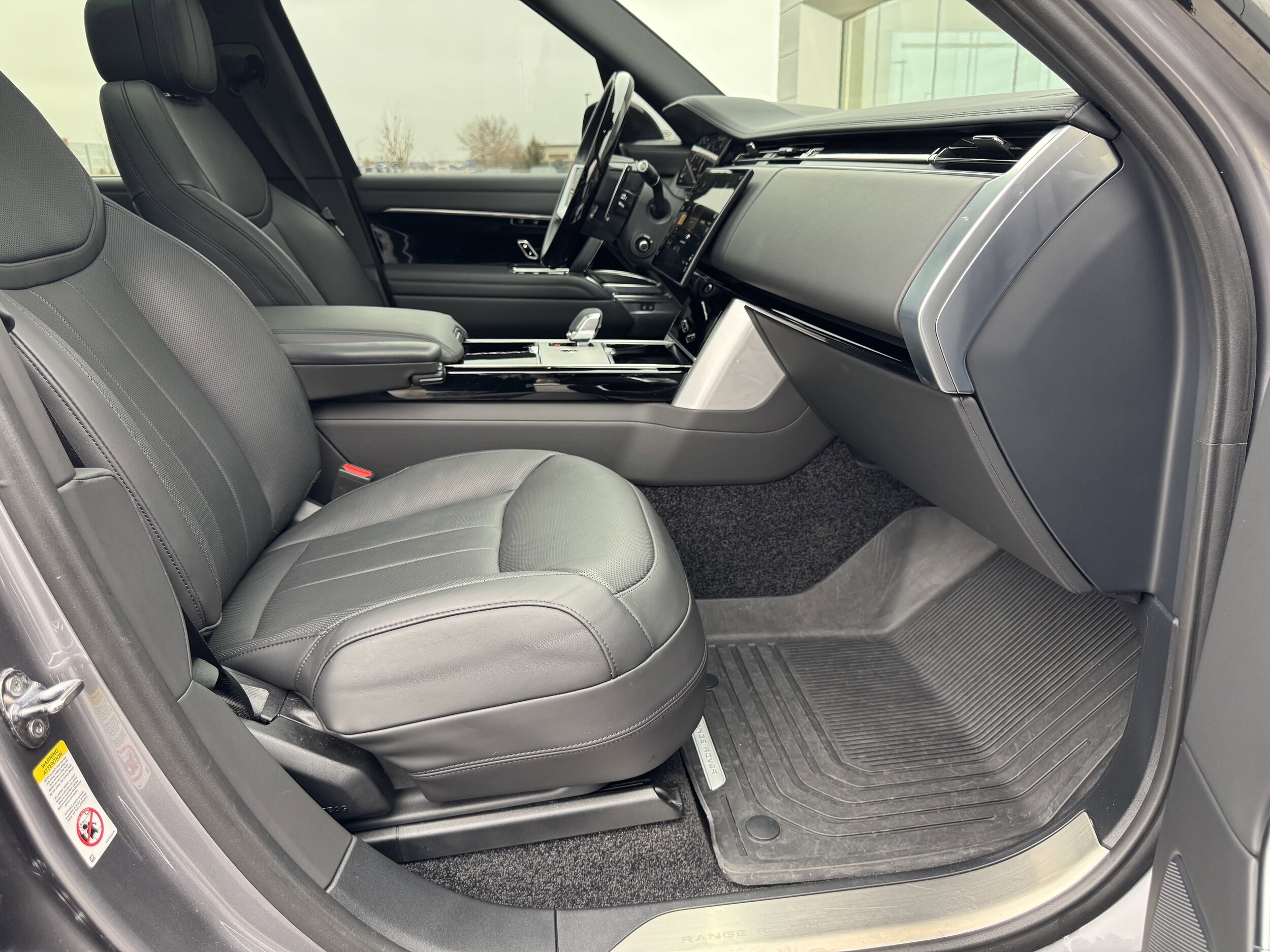 2024 Land Rover Range Rover SE photo 3