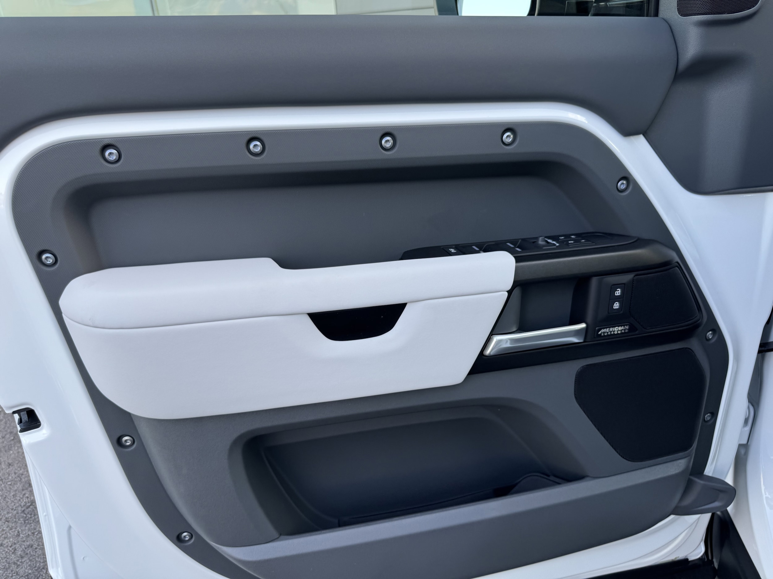 2026 Land Rover Defender V8 - Photo 10