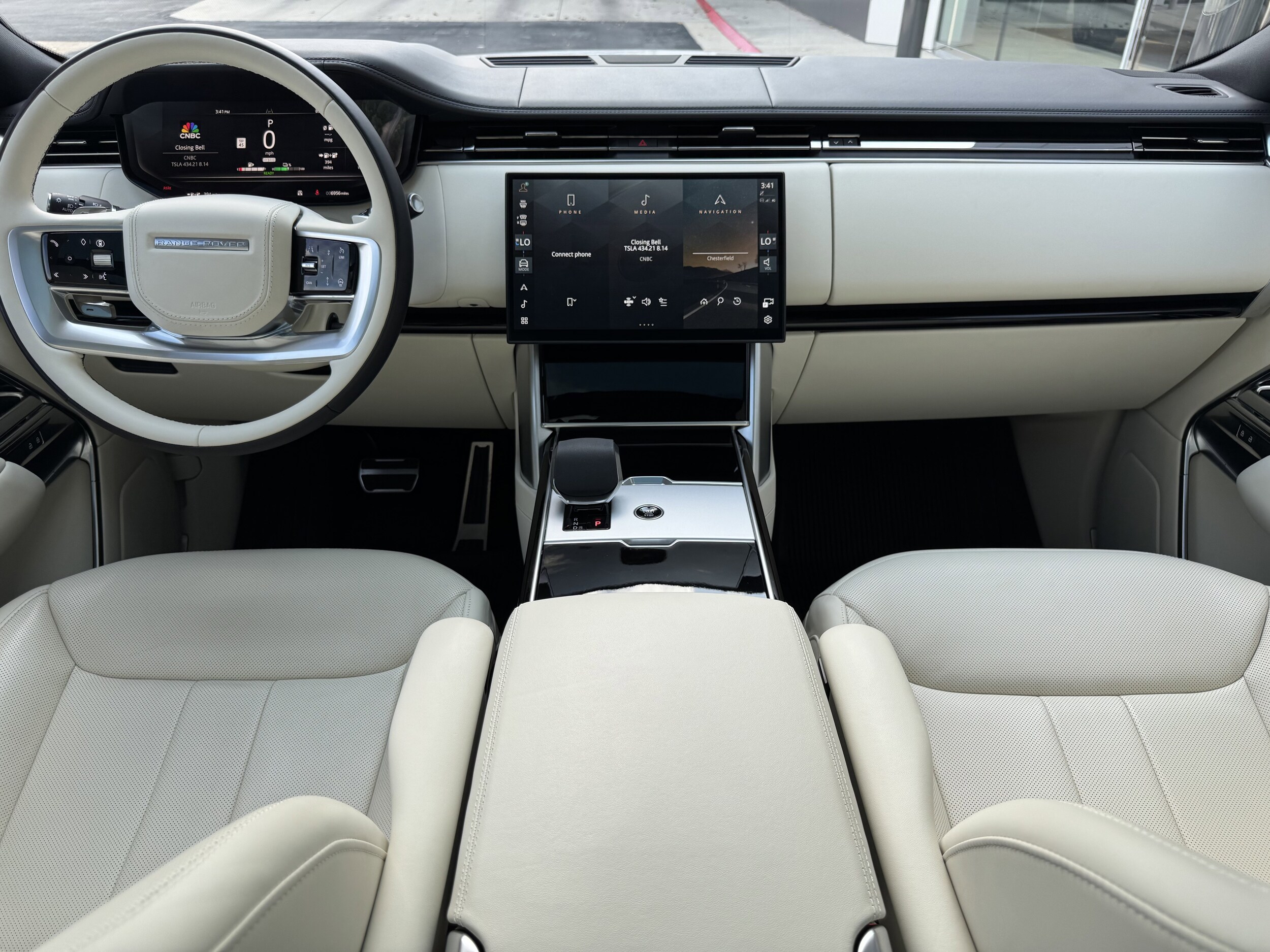 2025 Land Rover Range Rover SE photo 3