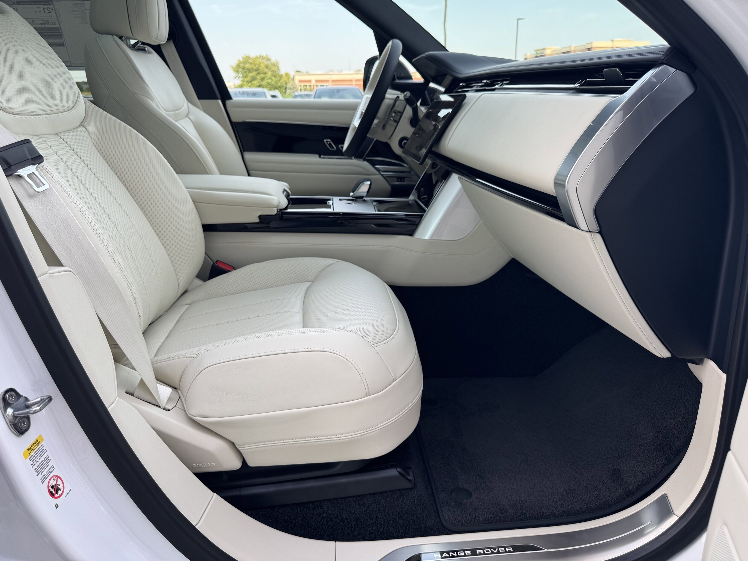 2025 Land Rover Range Rover SE photo 3