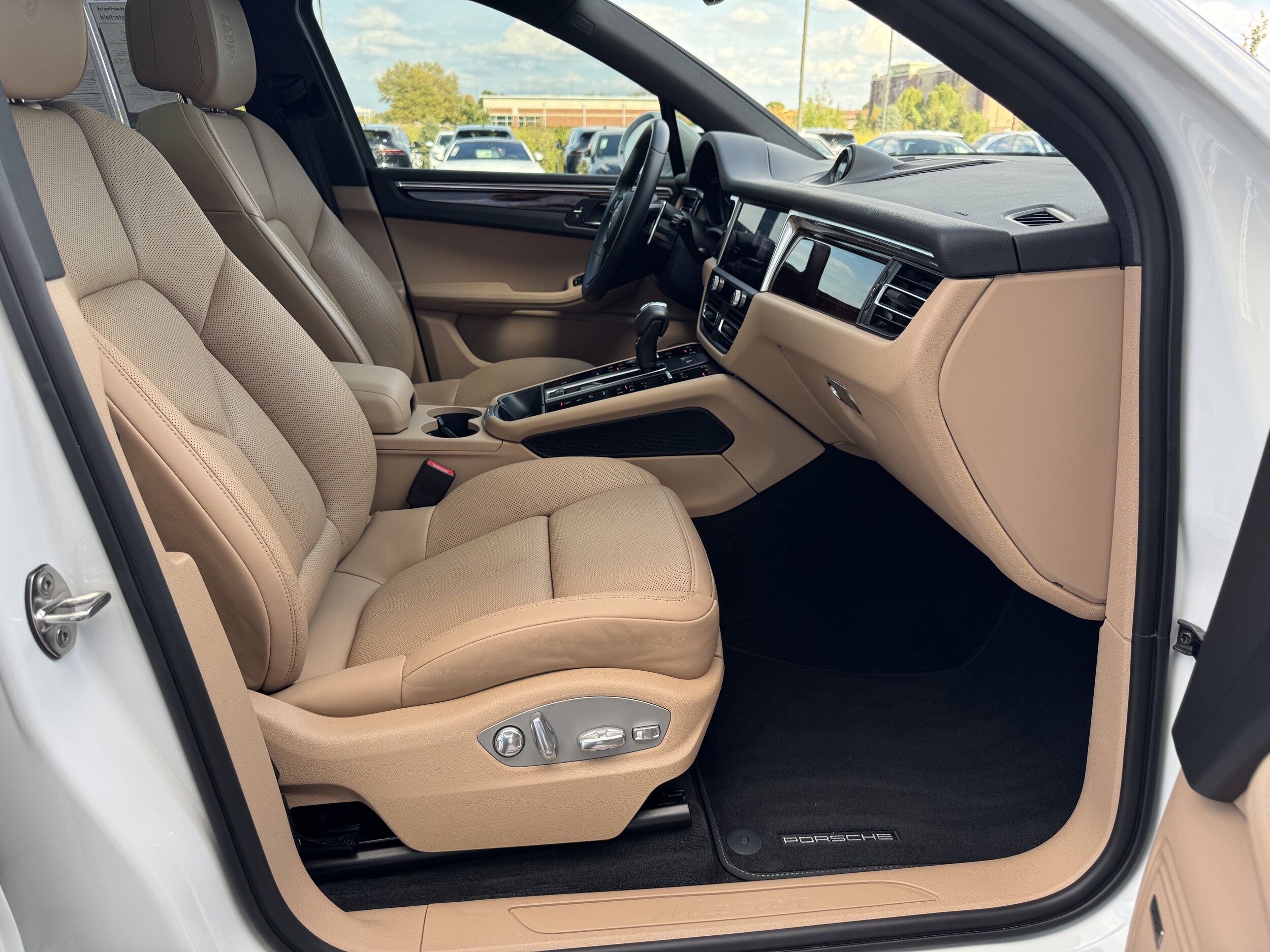 2023 Porsche Macan T photo 3
