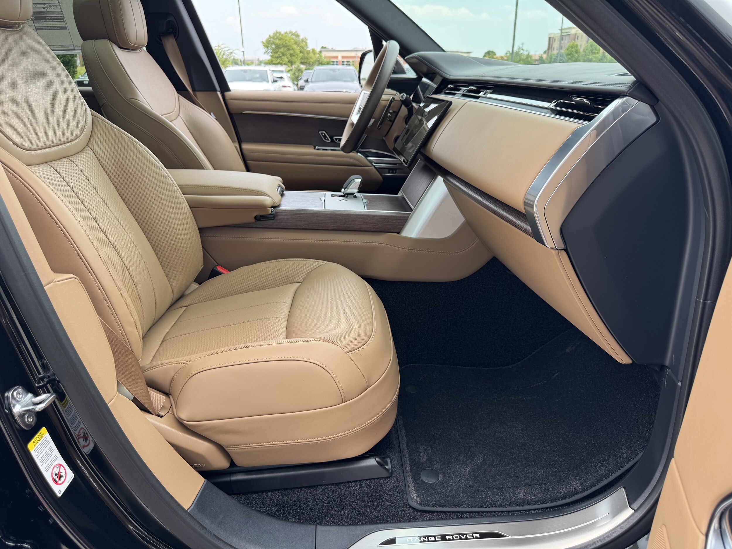 2025 Land Rover Range Rover SE photo 2