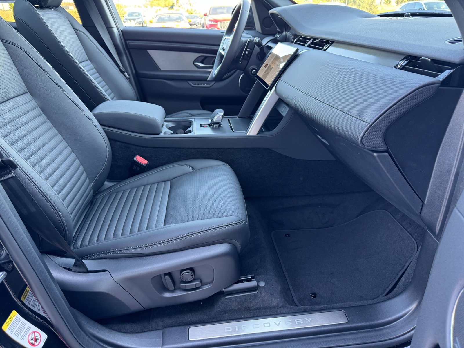2025 Land Rover Discovery Sport Dynamic SE photo 3