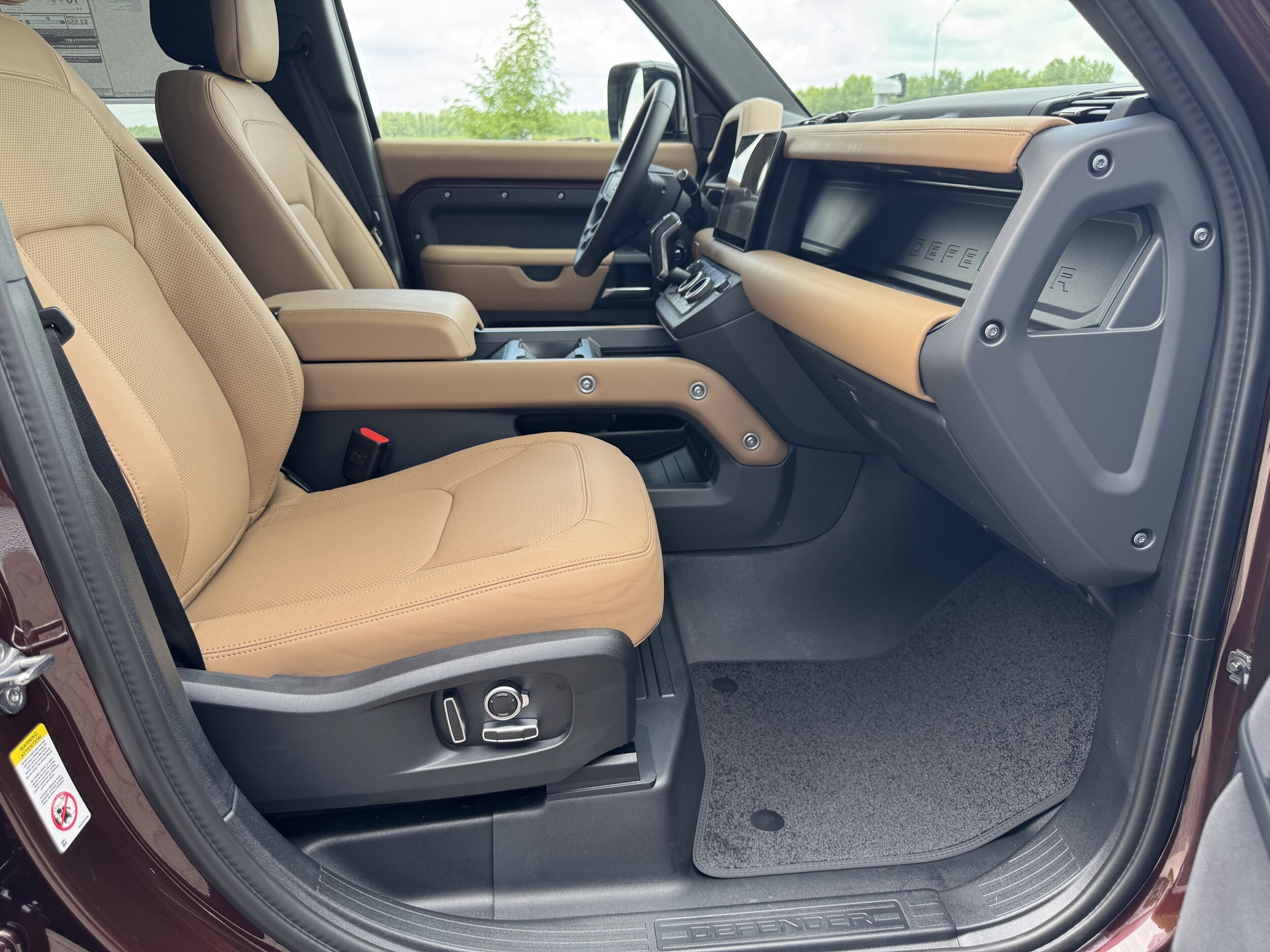 2025 Land Rover Defender 130 S photo 3