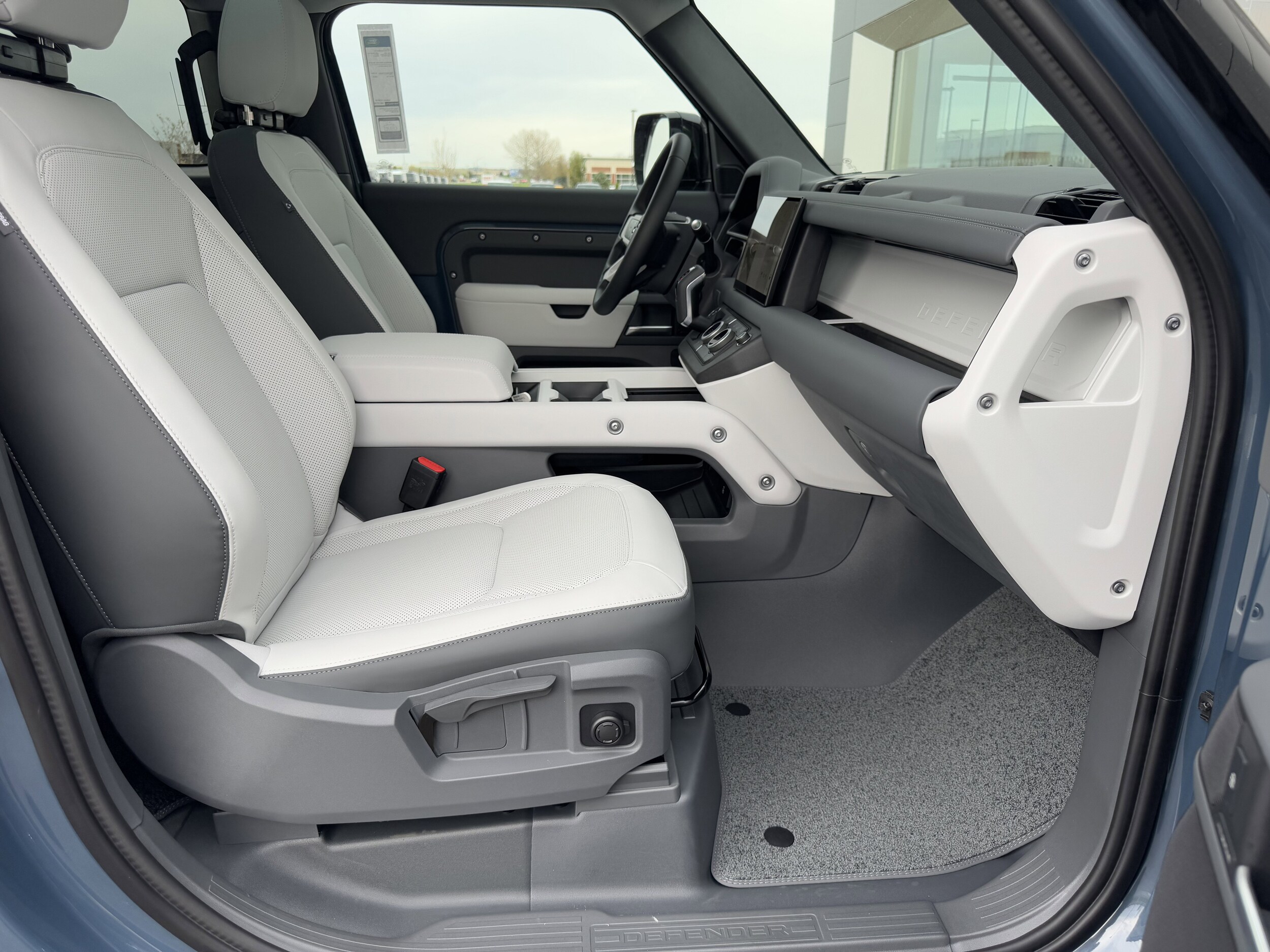 2025 Land Rover Defender 90 S photo 3