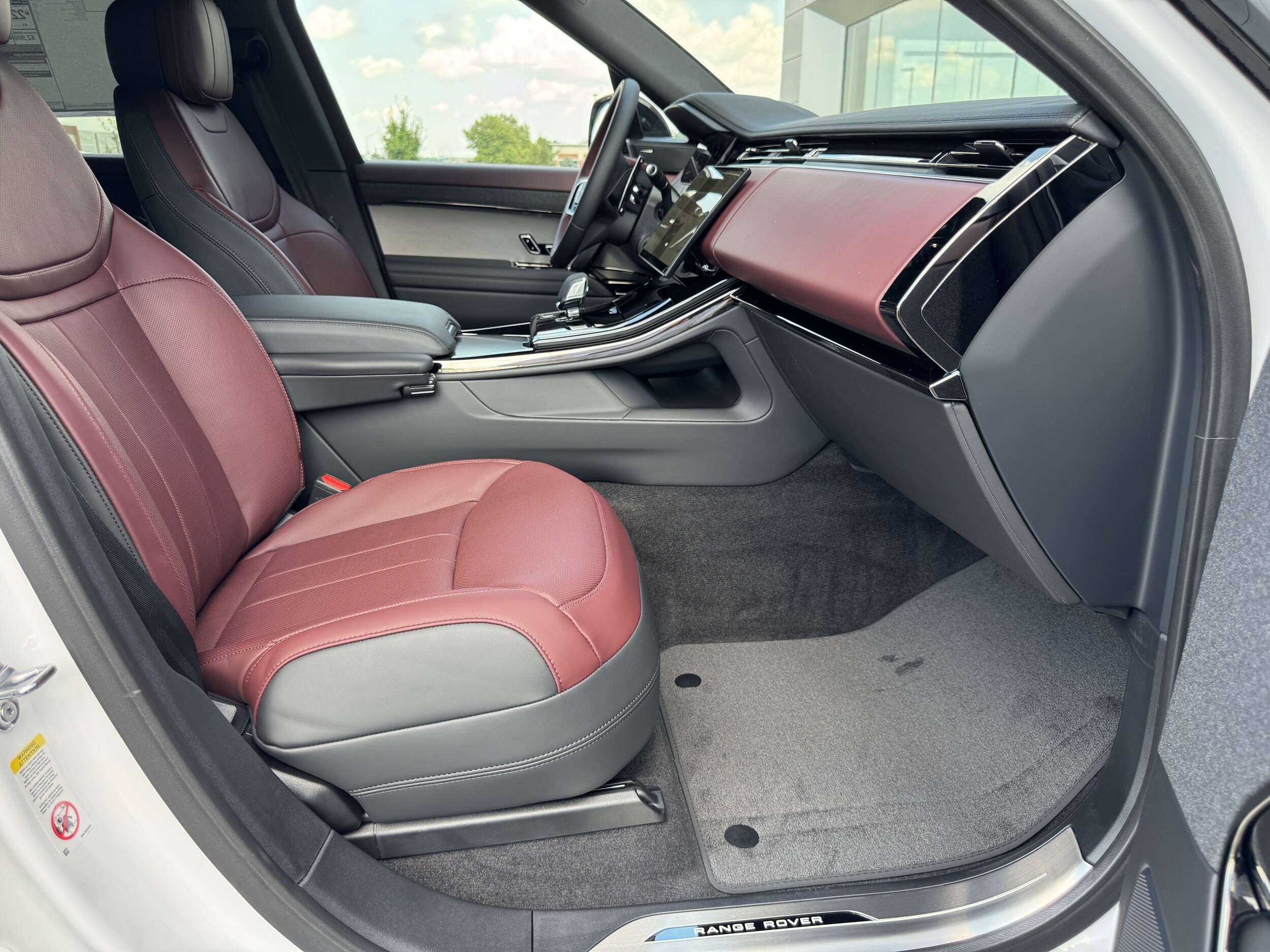 2025 Land Rover Range Rover Sport SE photo 2