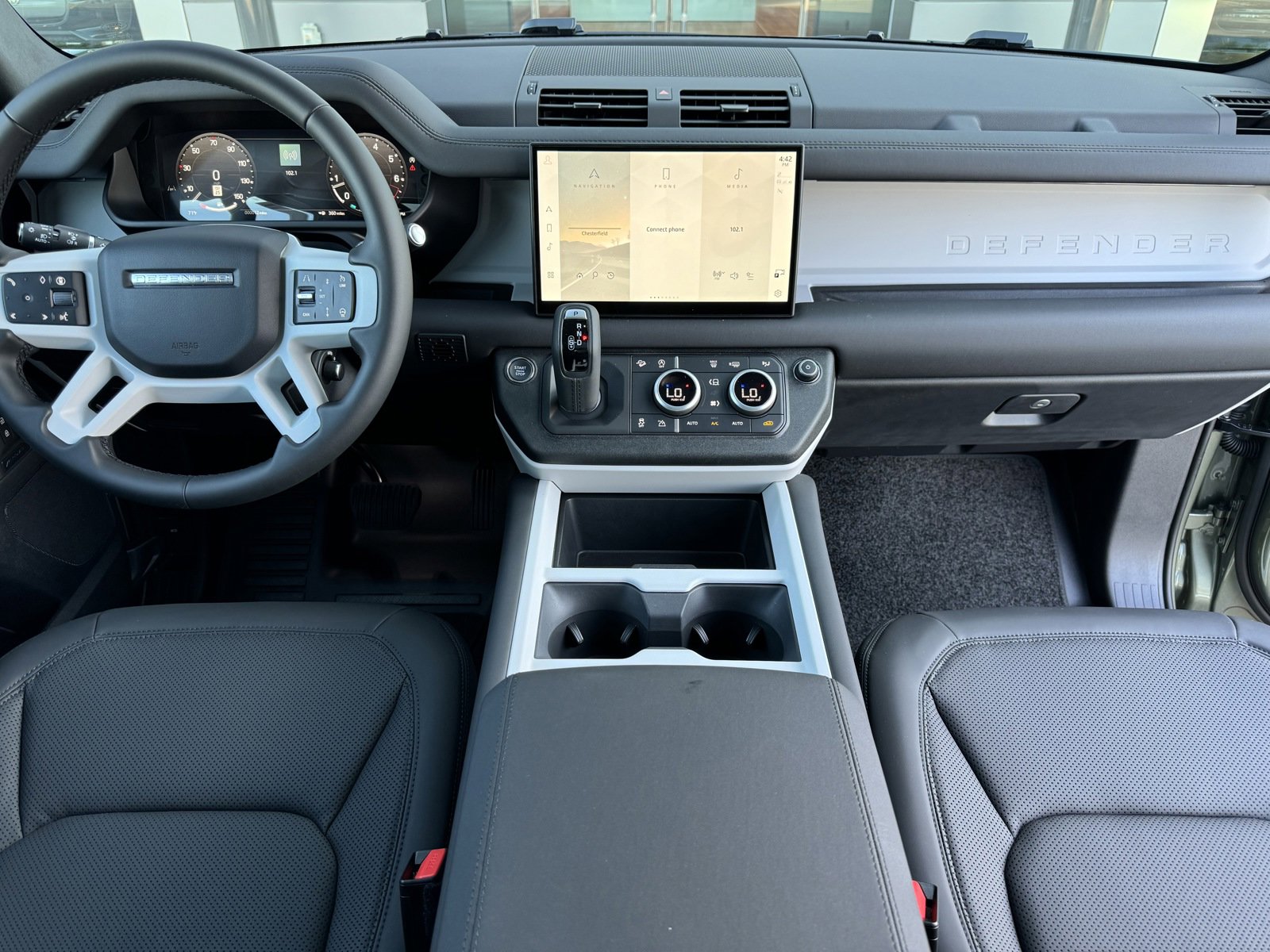 2025 Land Rover Defender 90 S photo 4