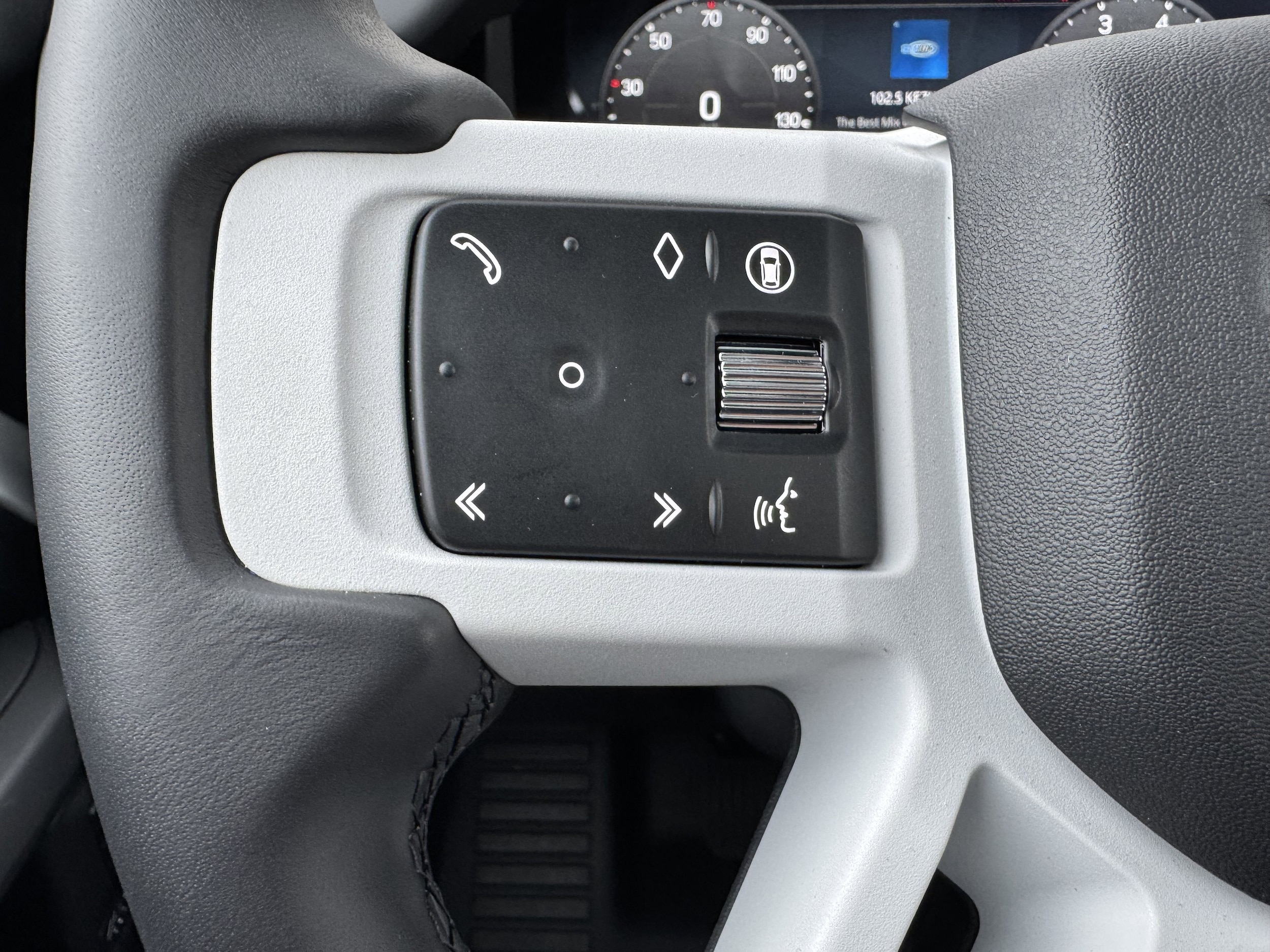 2026 Land Rover Defender X-Dynamic SE - Photo 17
