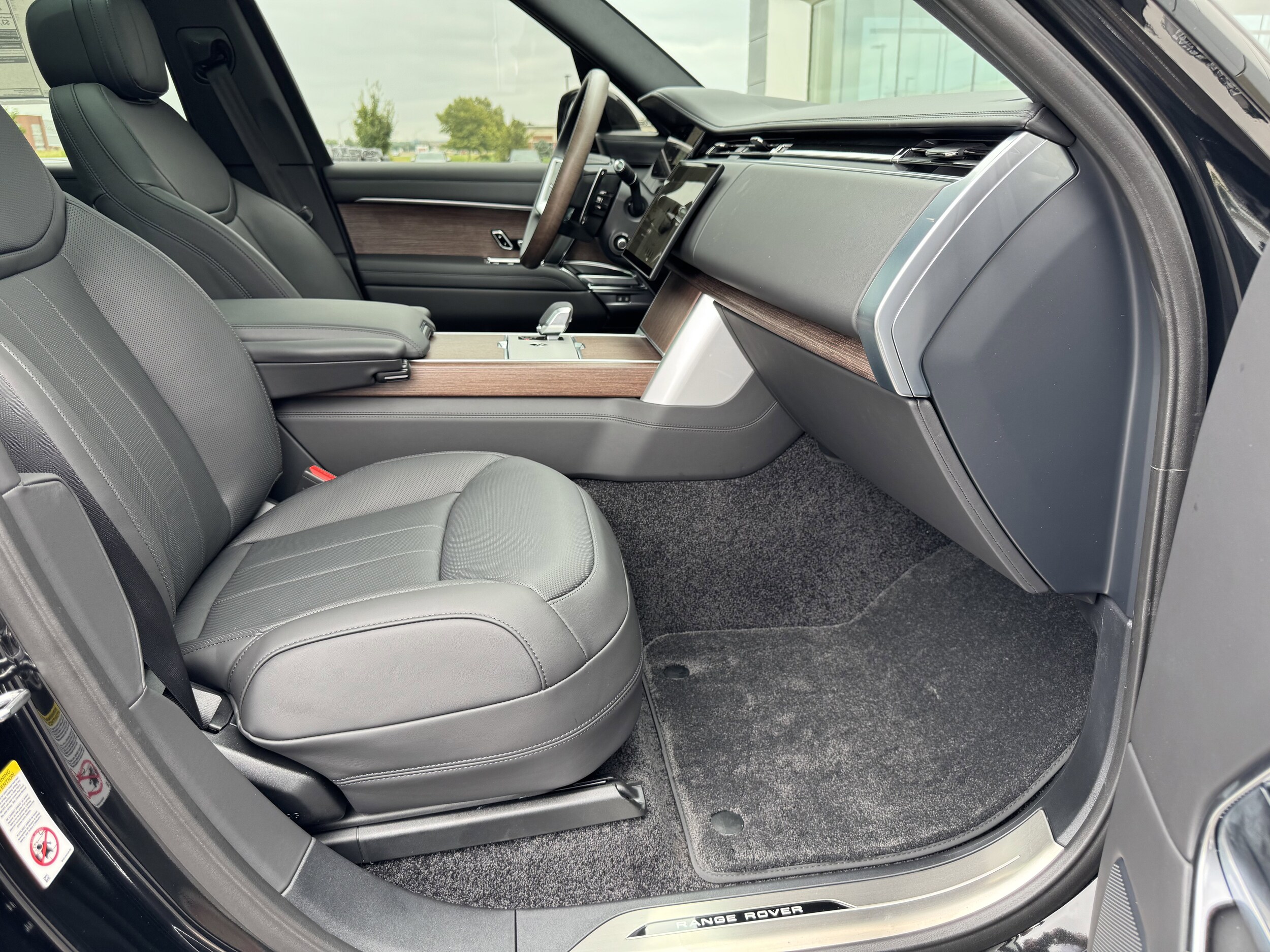 2025 Land Rover Range Rover SE photo 3
