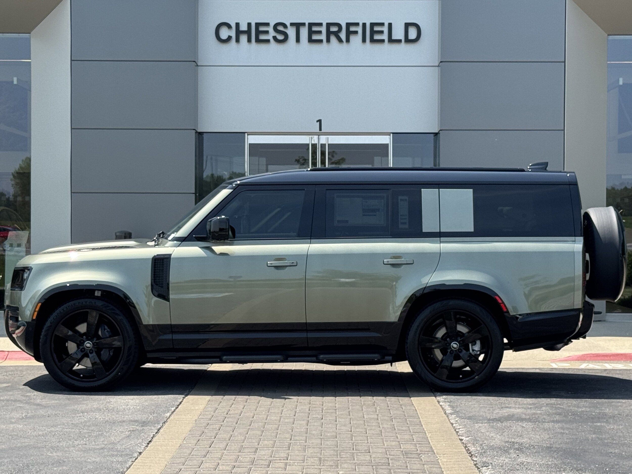 2025 Land Rover Defender 130 X-Dynamic SE photo 3