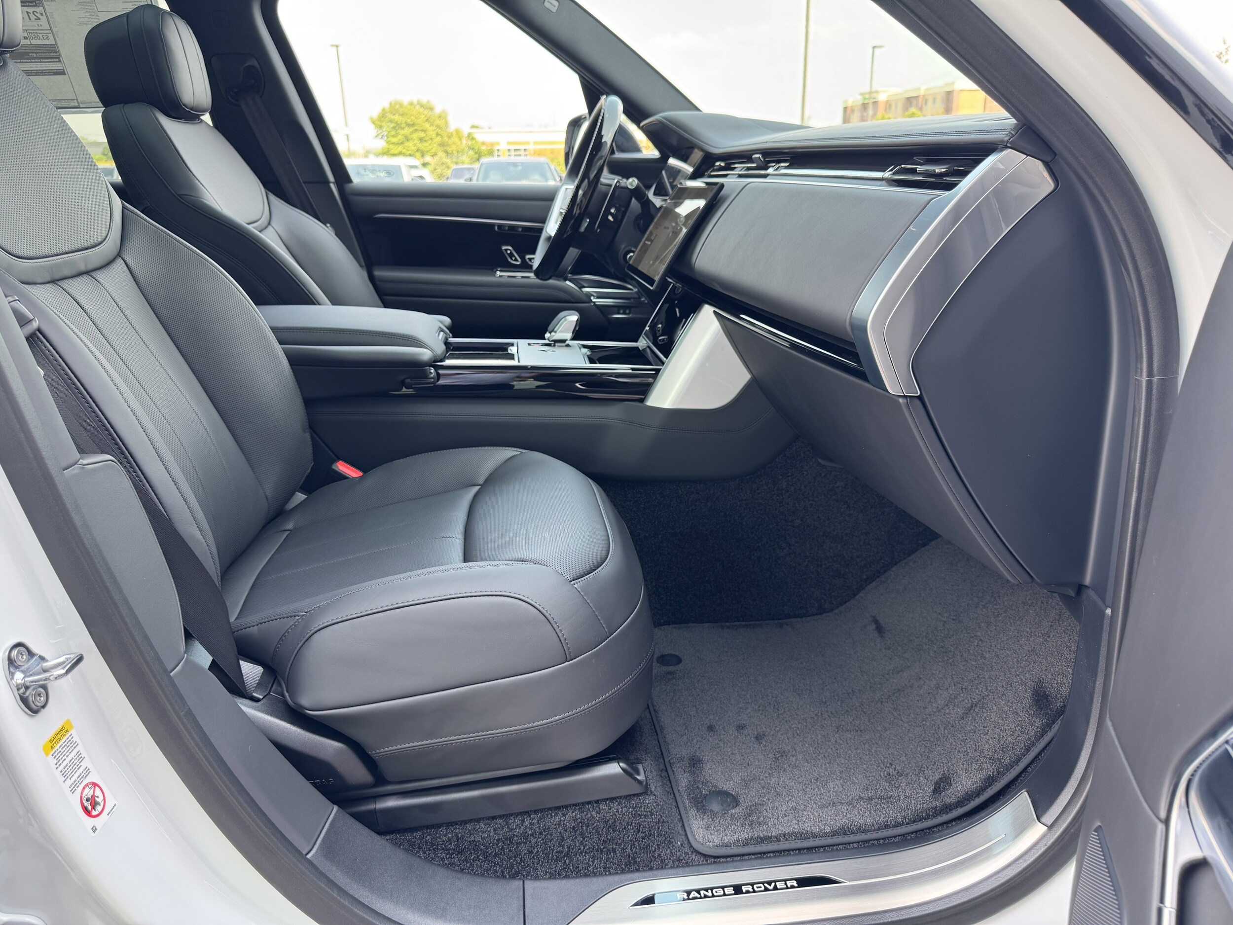 2025 Land Rover Range Rover SE photo 3