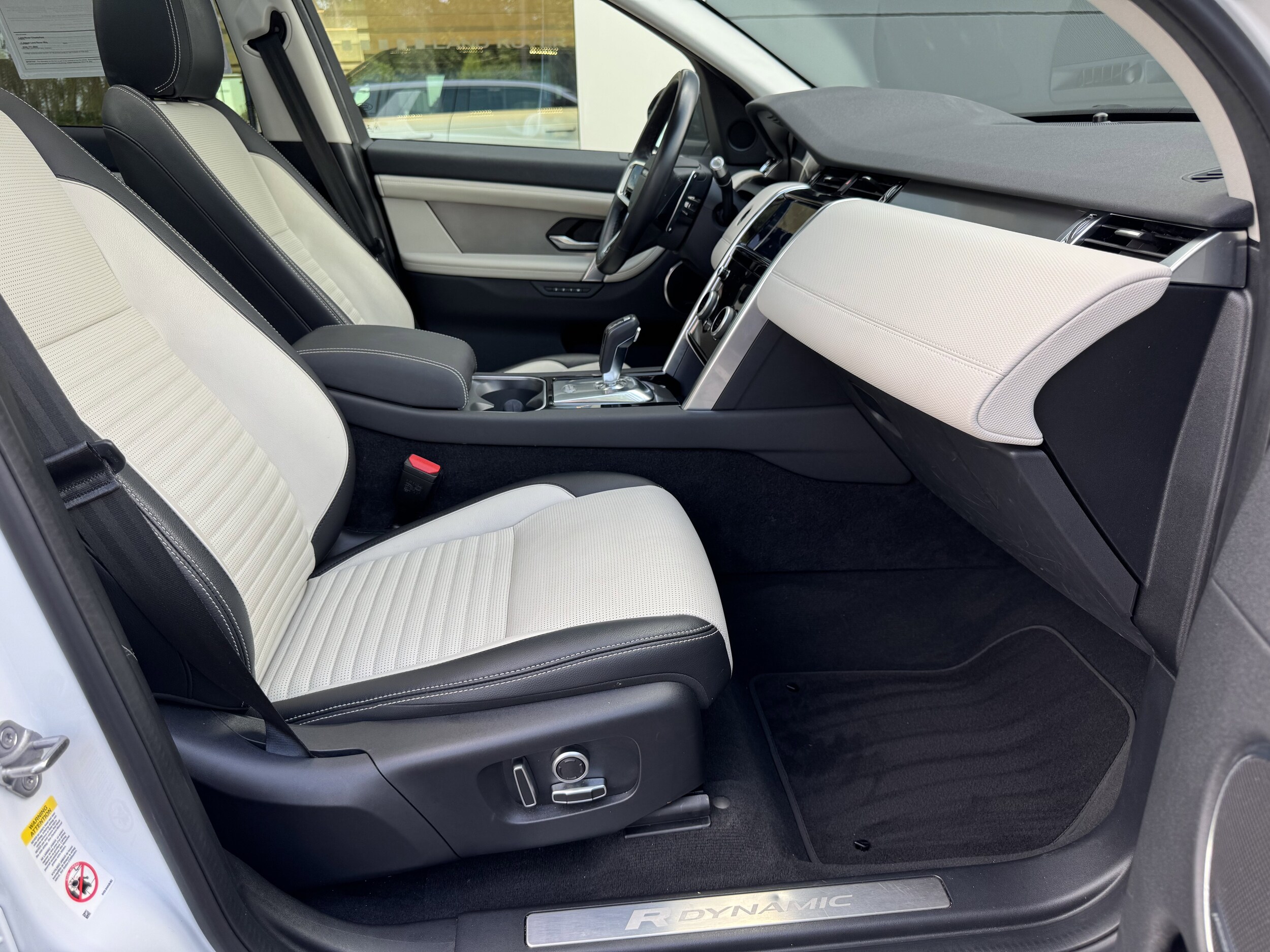 2022 Land Rover Discovery Sport SE R-Dynamic photo 3