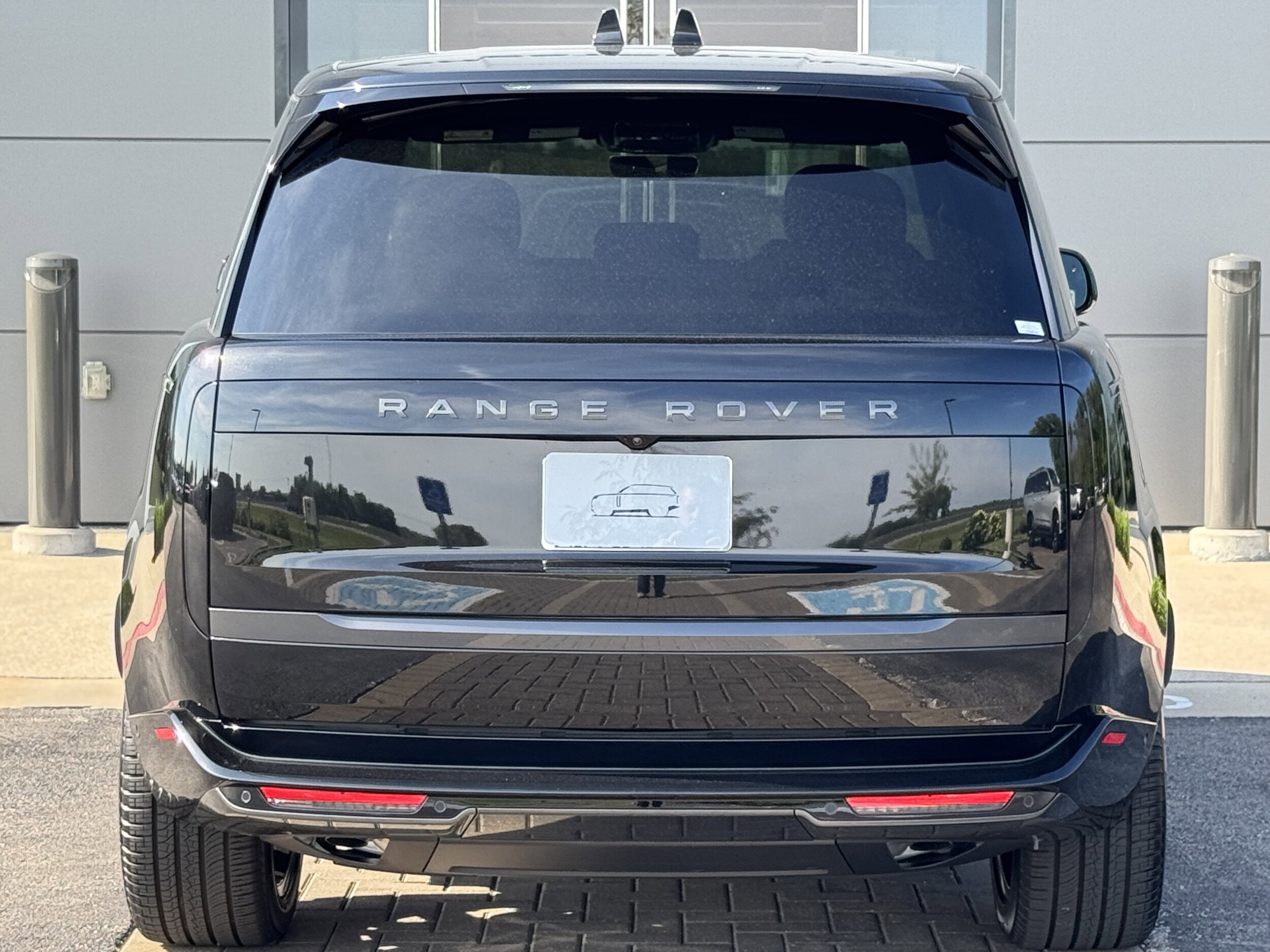 2025 Land Rover Range Rover SE photo 3