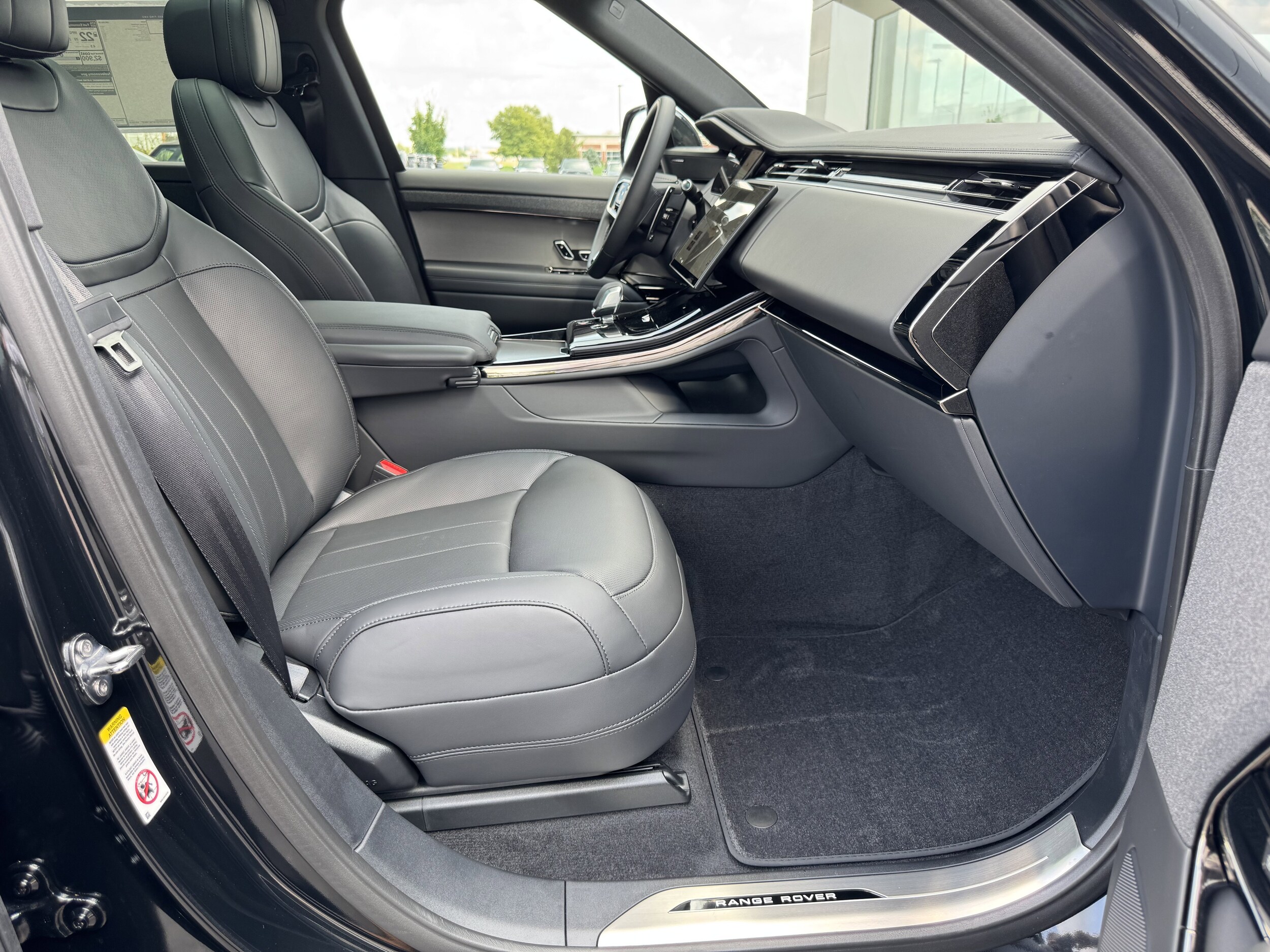 2025 Land Rover Range Rover Sport SE photo 3