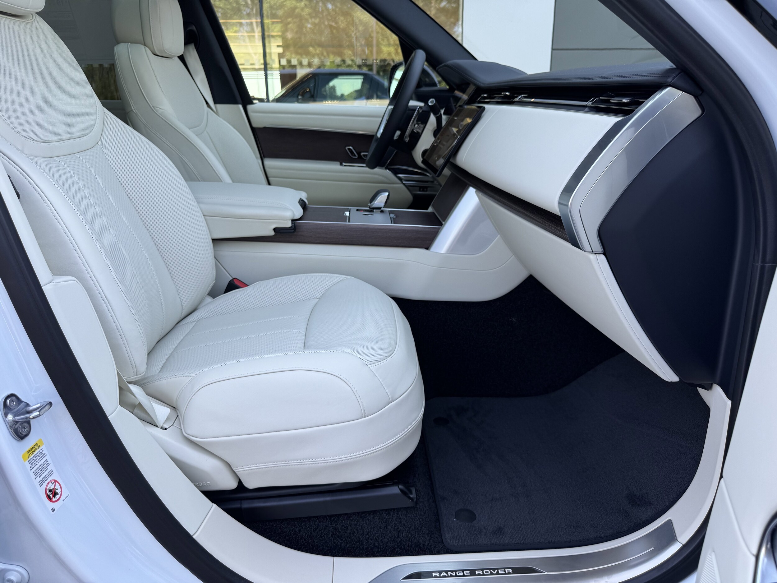 2025 Land Rover Range Rover SE photo 3