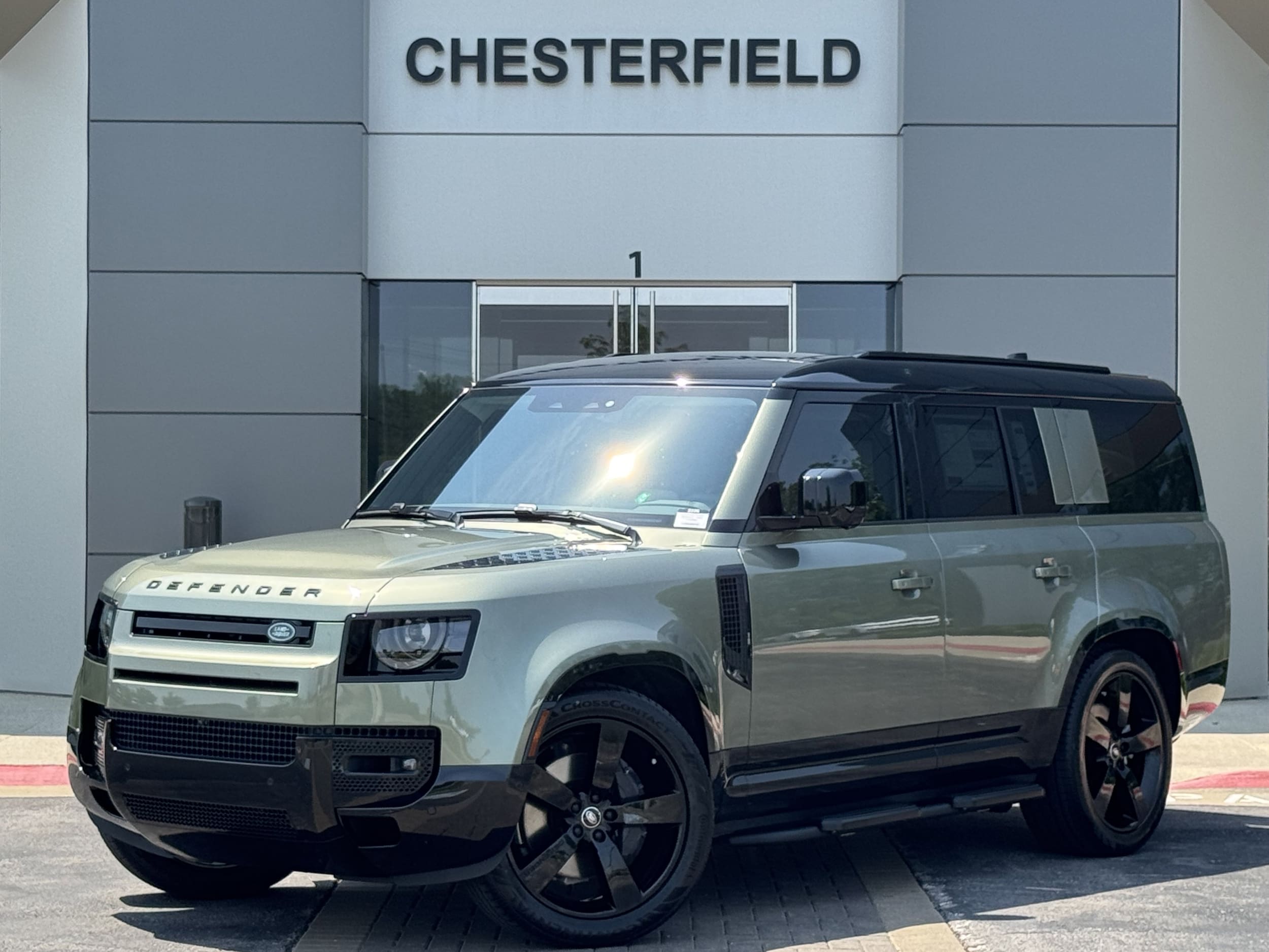 2025 Land Rover Defender X-Dynamic SE's photo