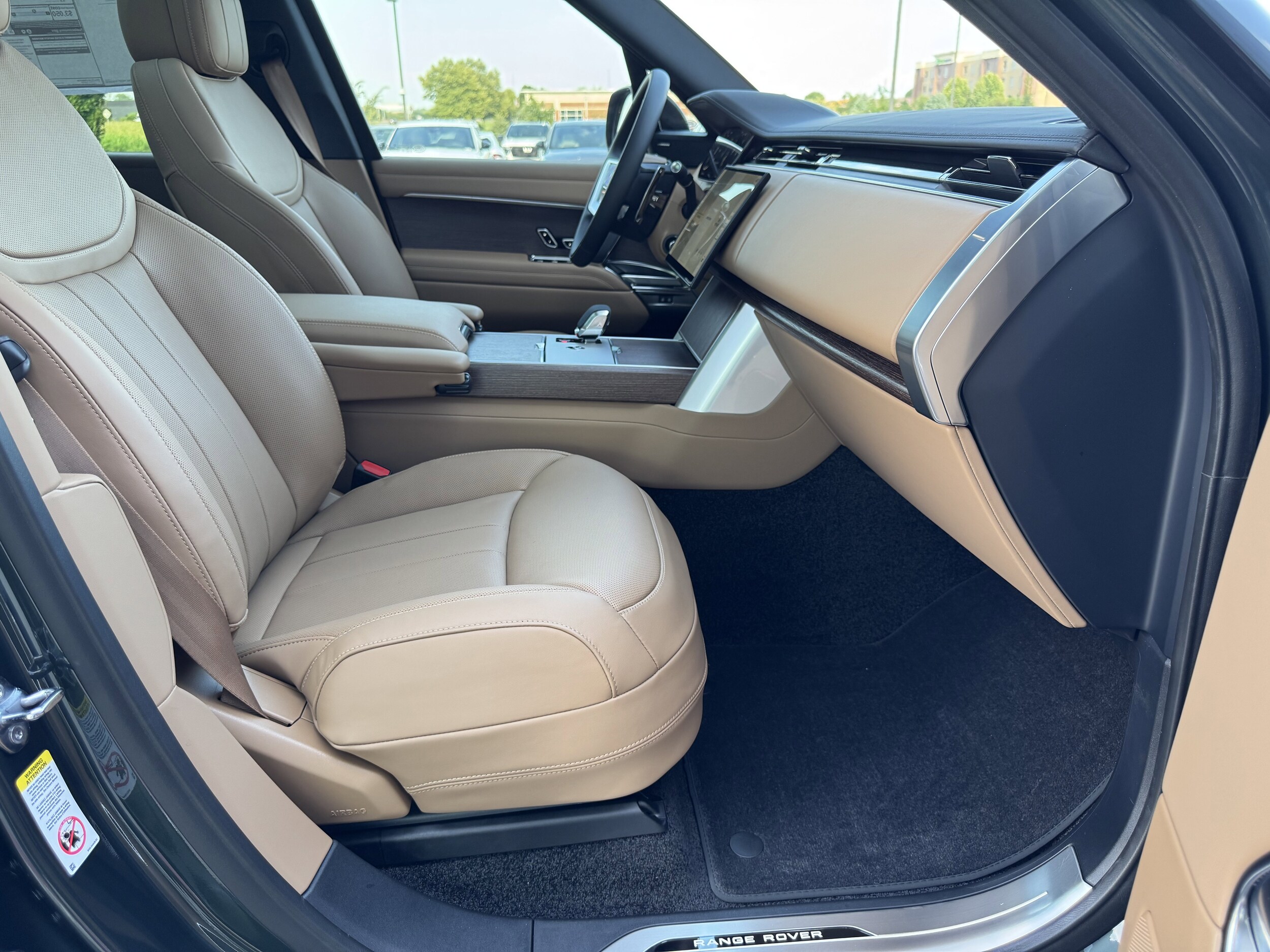 2025 Land Rover Range Rover SE photo 2
