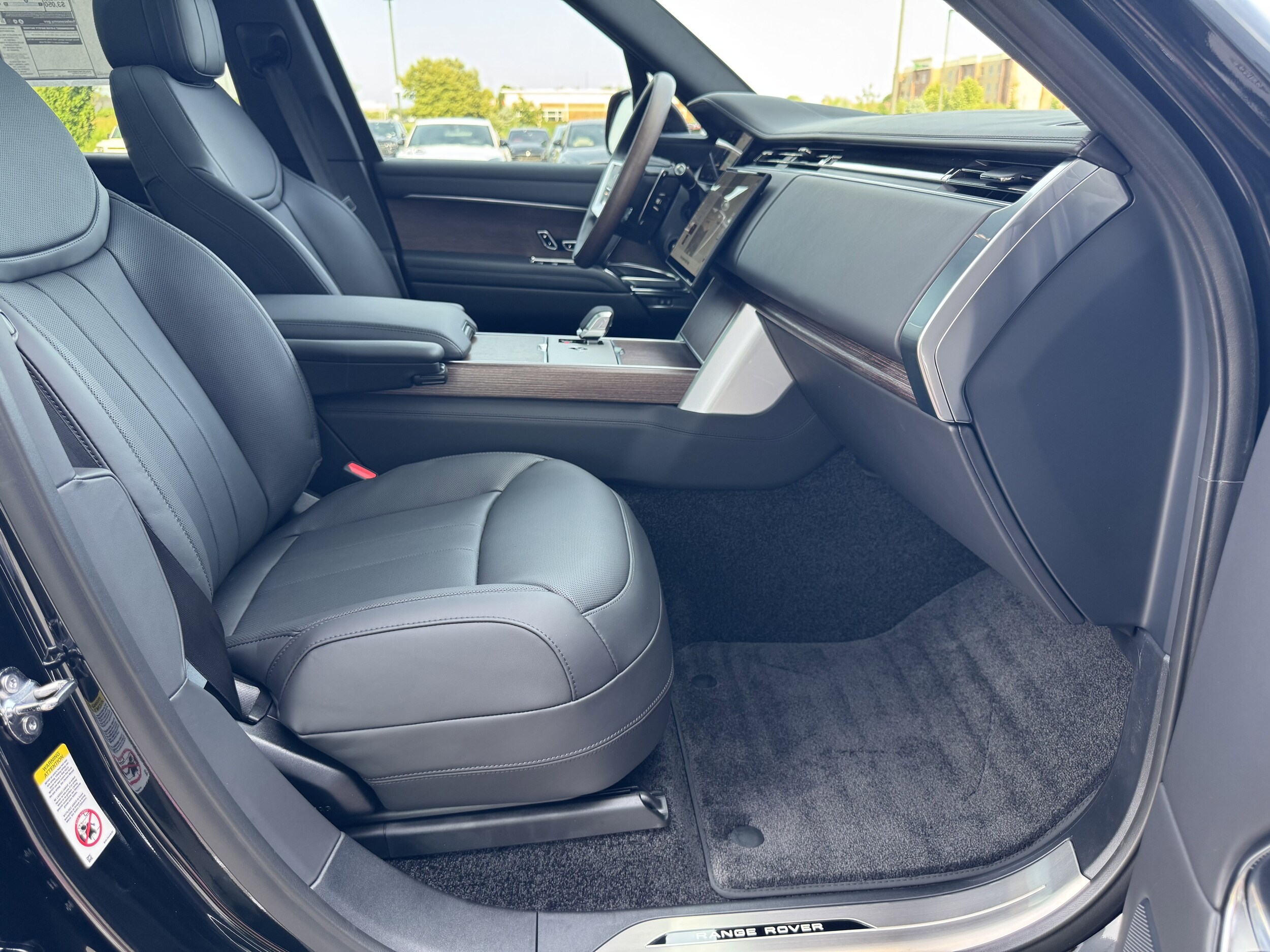2025 Land Rover Range Rover SE photo 3
