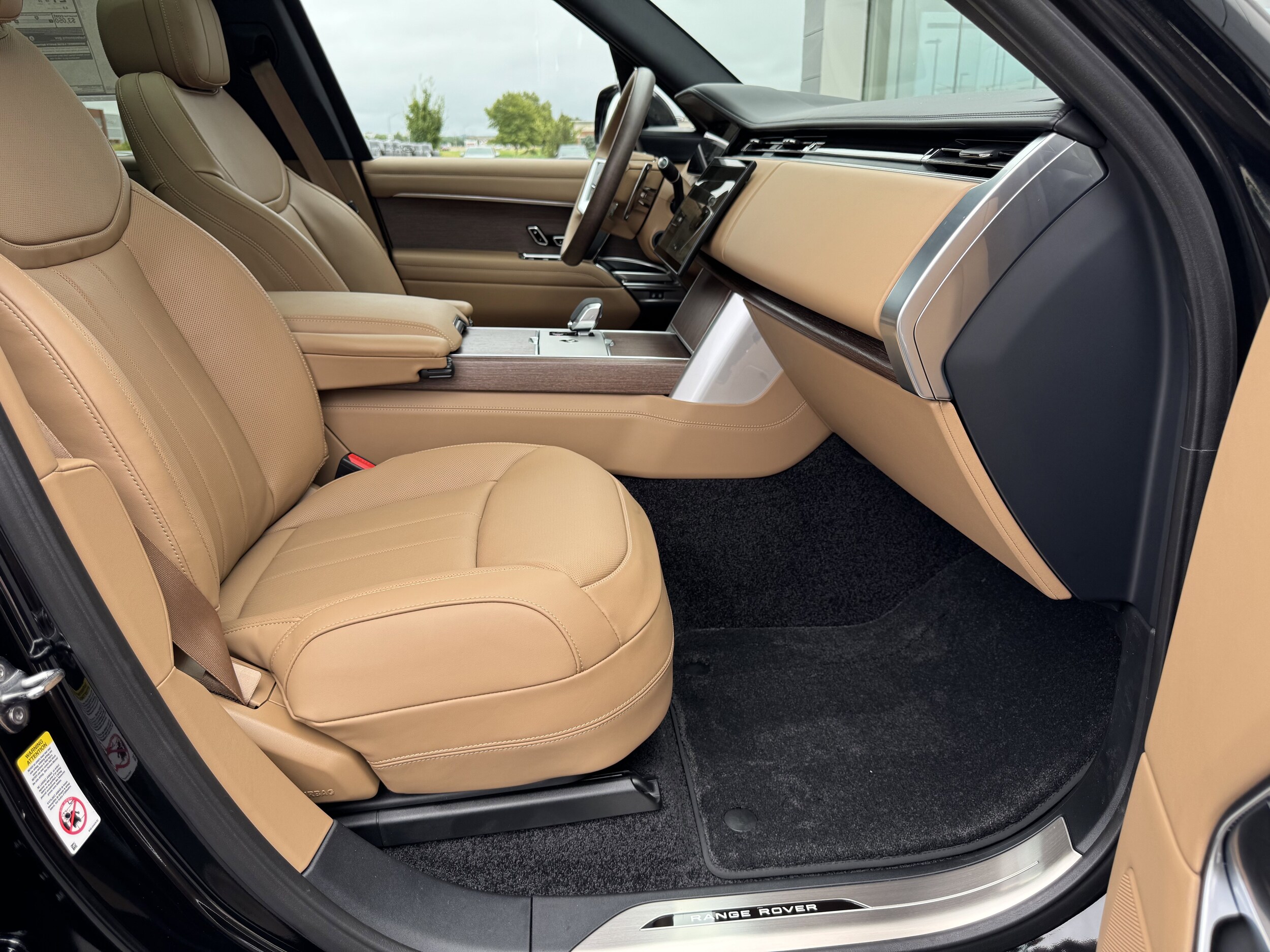 2025 Land Rover Range Rover SE photo 2