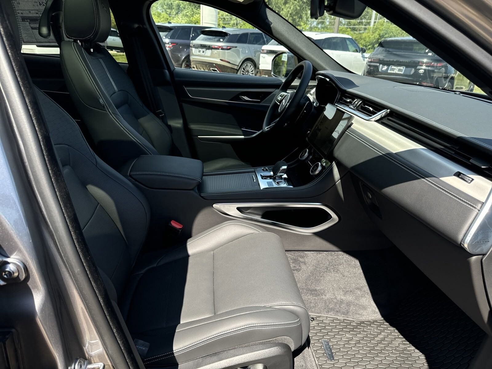 2025 Jaguar F-PACE P250 R-Dynamic S photo 3