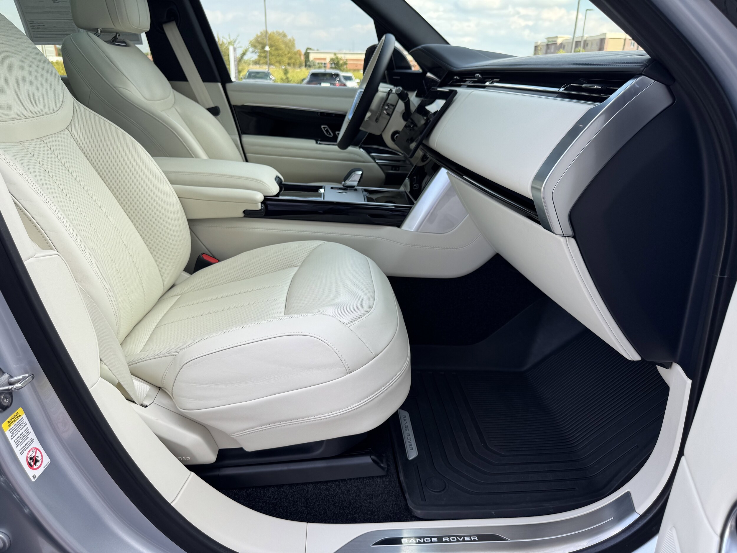 2025 Land Rover Range Rover SE photo 2