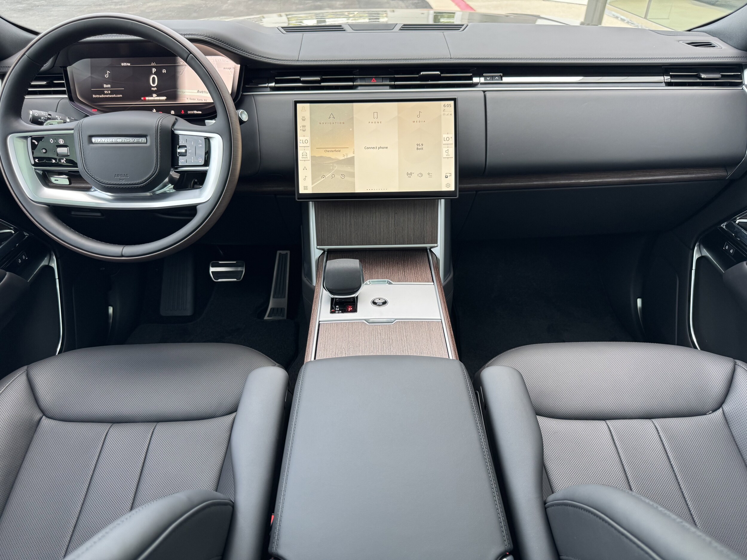 2025 Land Rover Range Rover SE photo 4