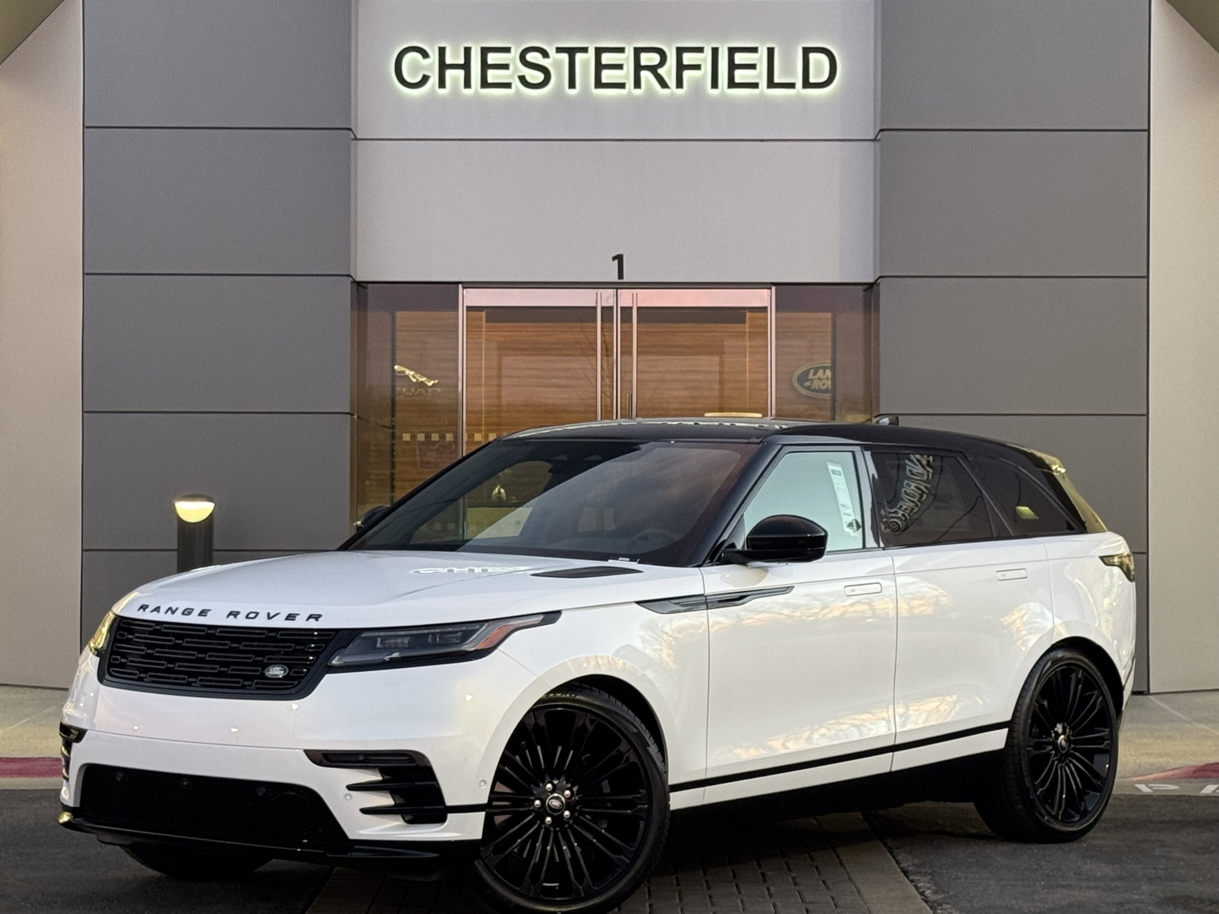 2026 Land Rover Range Rover Velar Dynamic SE's photo