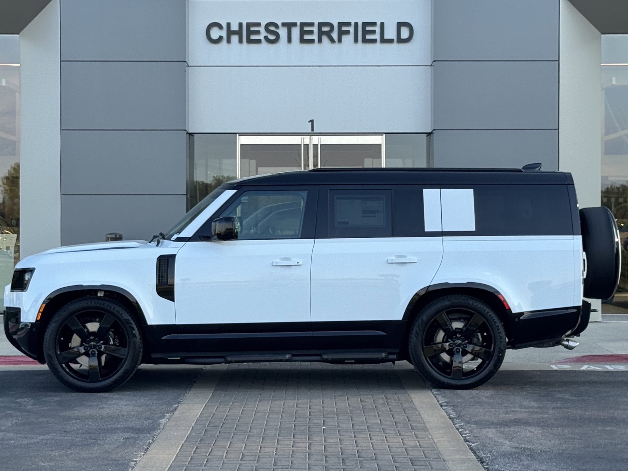 2026 Land Rover Defender V8 - Photo 6