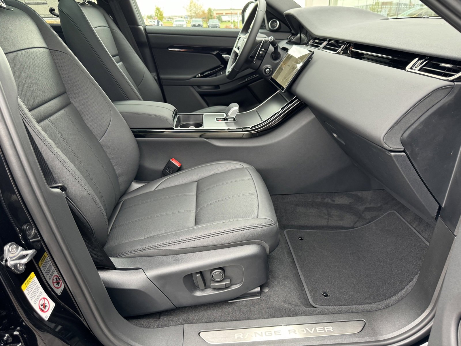 2025 Land Rover Range Rover Evoque Dynamic SE photo 3