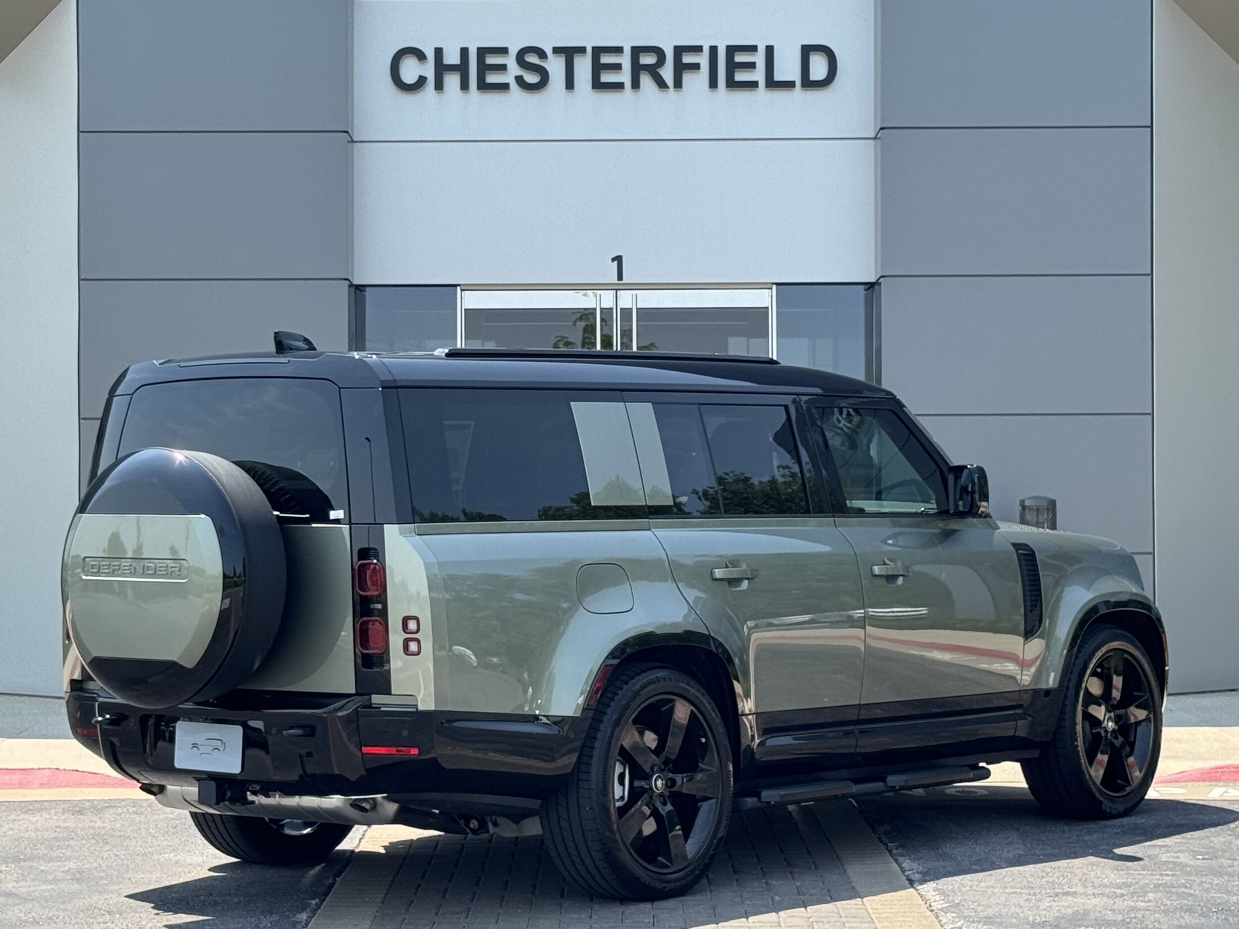 2025 Land Rover Defender 130 X-Dynamic SE photo 2