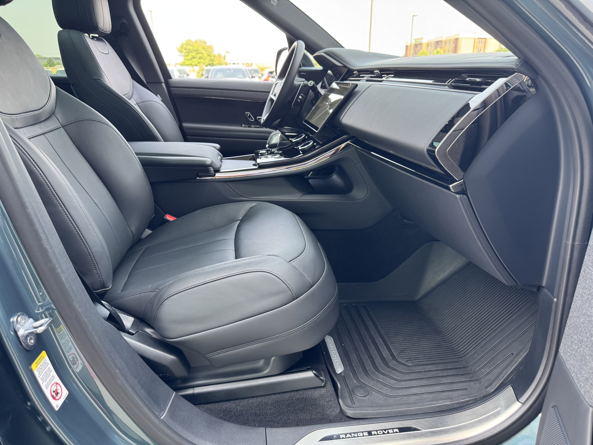 2023 Land Rover Range Rover Sport SE photo 3