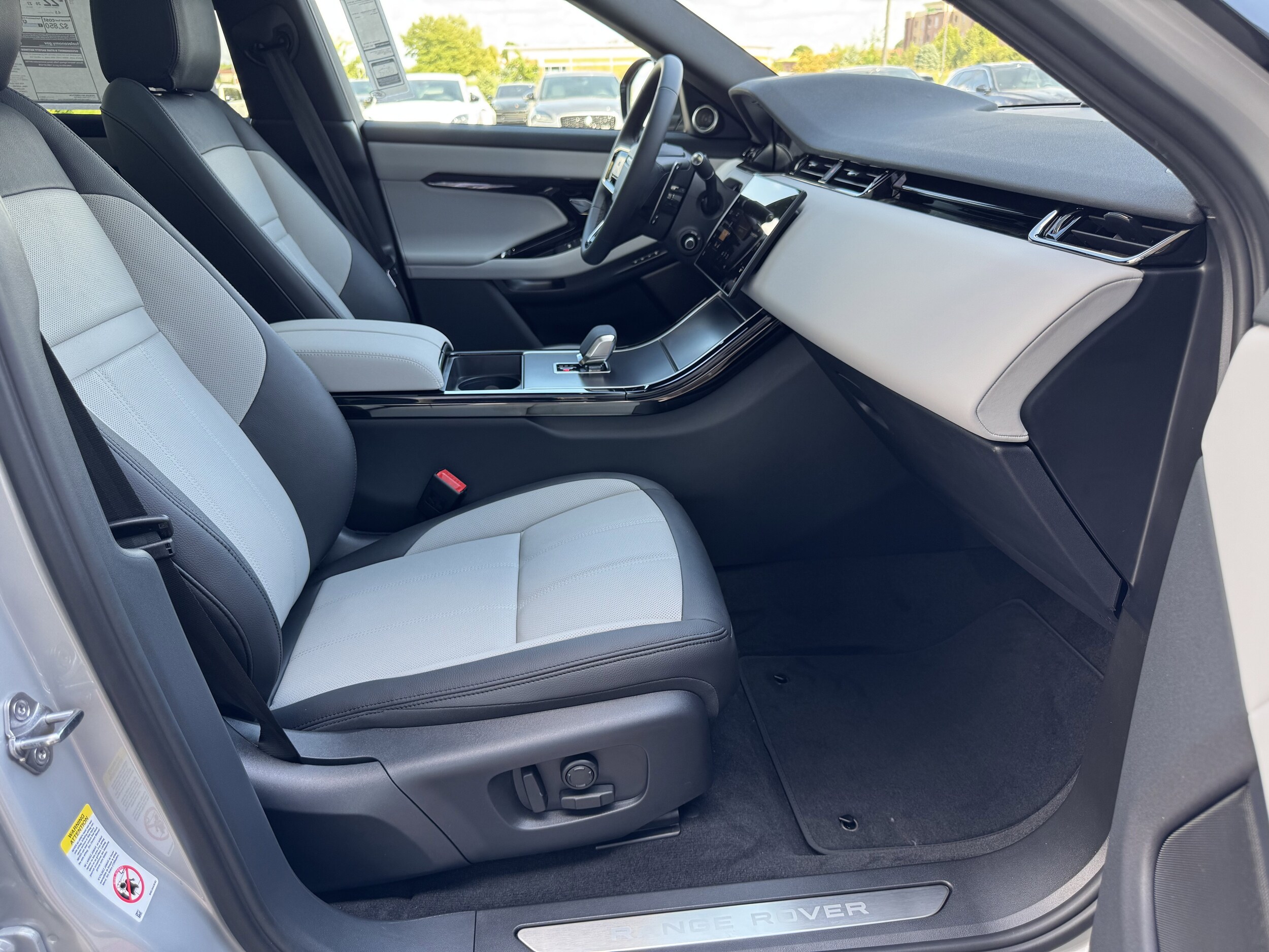2026 Land Rover Range Rover Evoque Dynamic SE photo 2