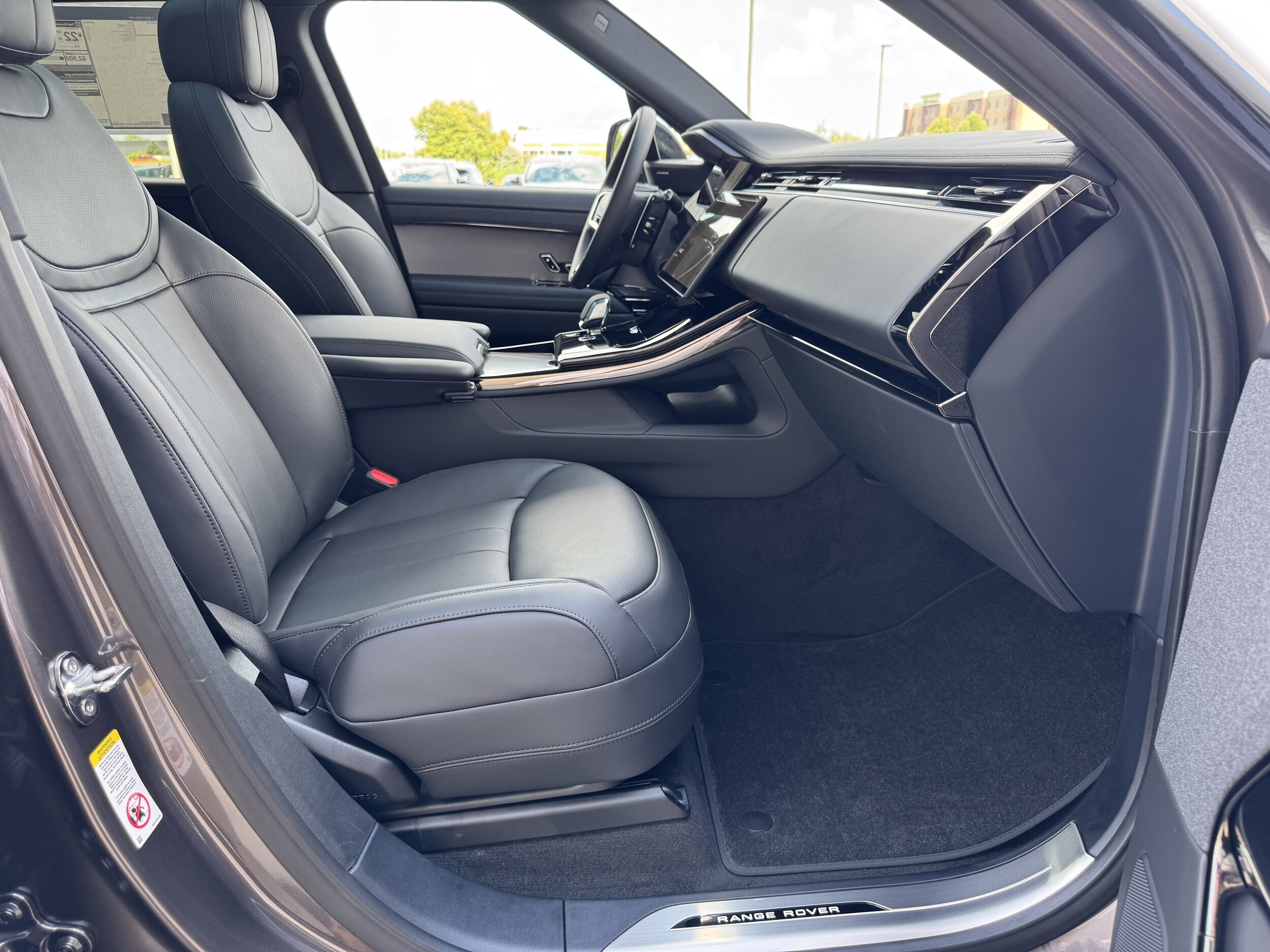 2025 Land Rover Range Rover Sport SE photo 3