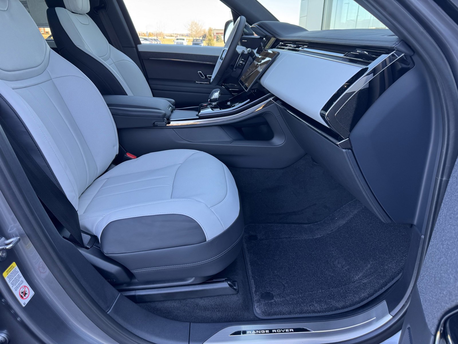 2025 Land Rover Range Rover Sport SE photo 3