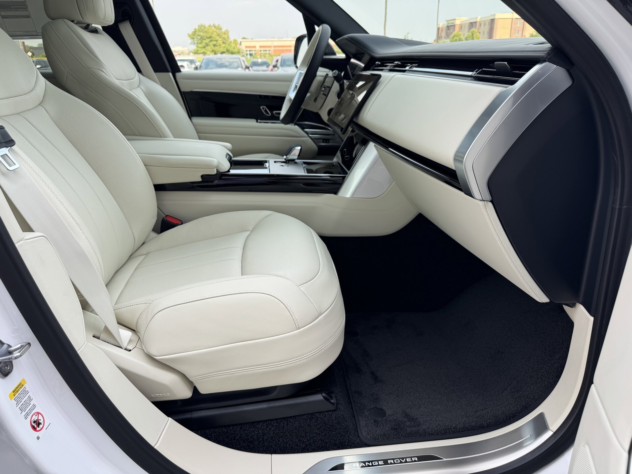 2025 Land Rover Range Rover SE photo 2