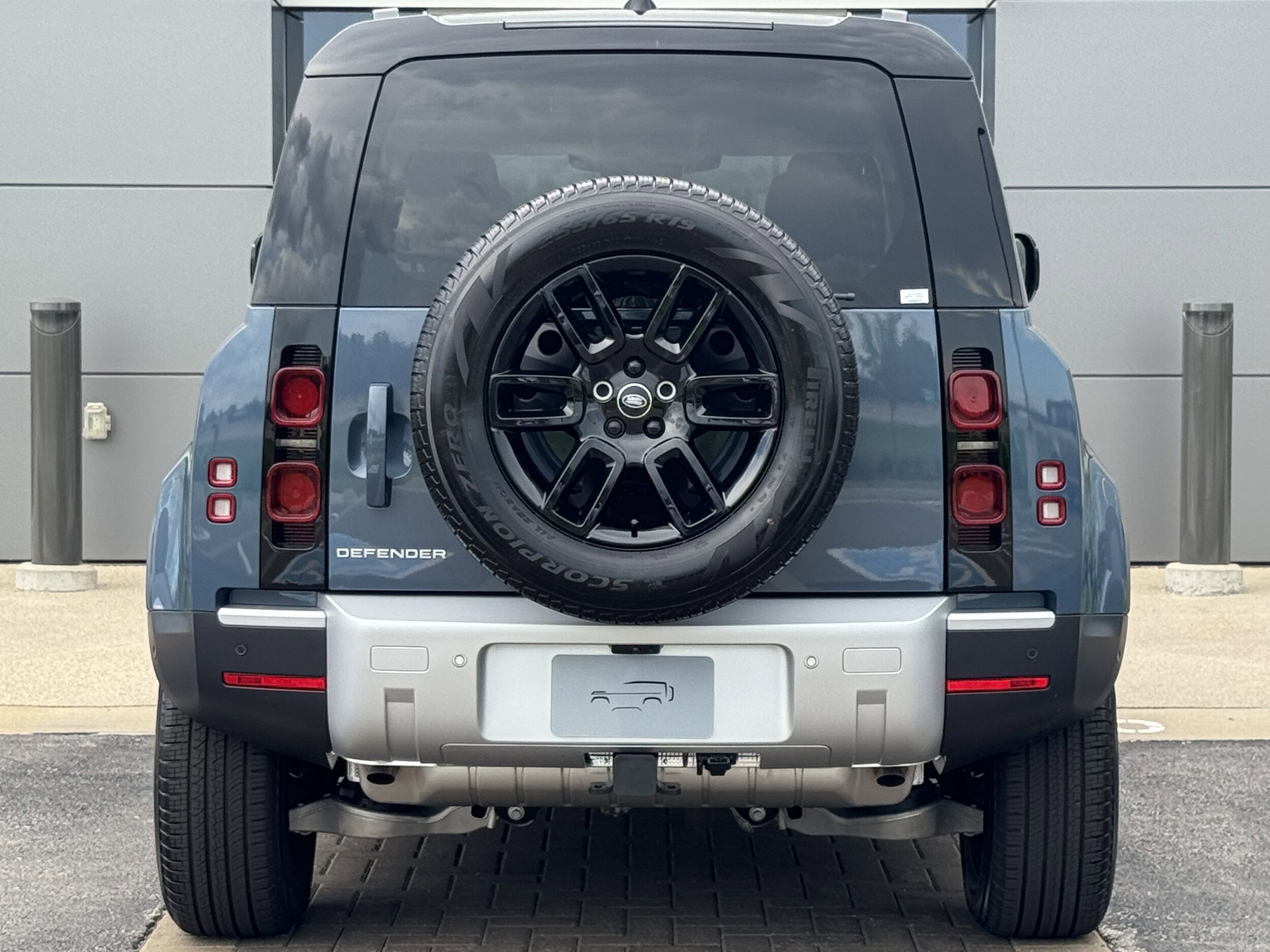 2025 Land Rover Defender 110 S photo 4