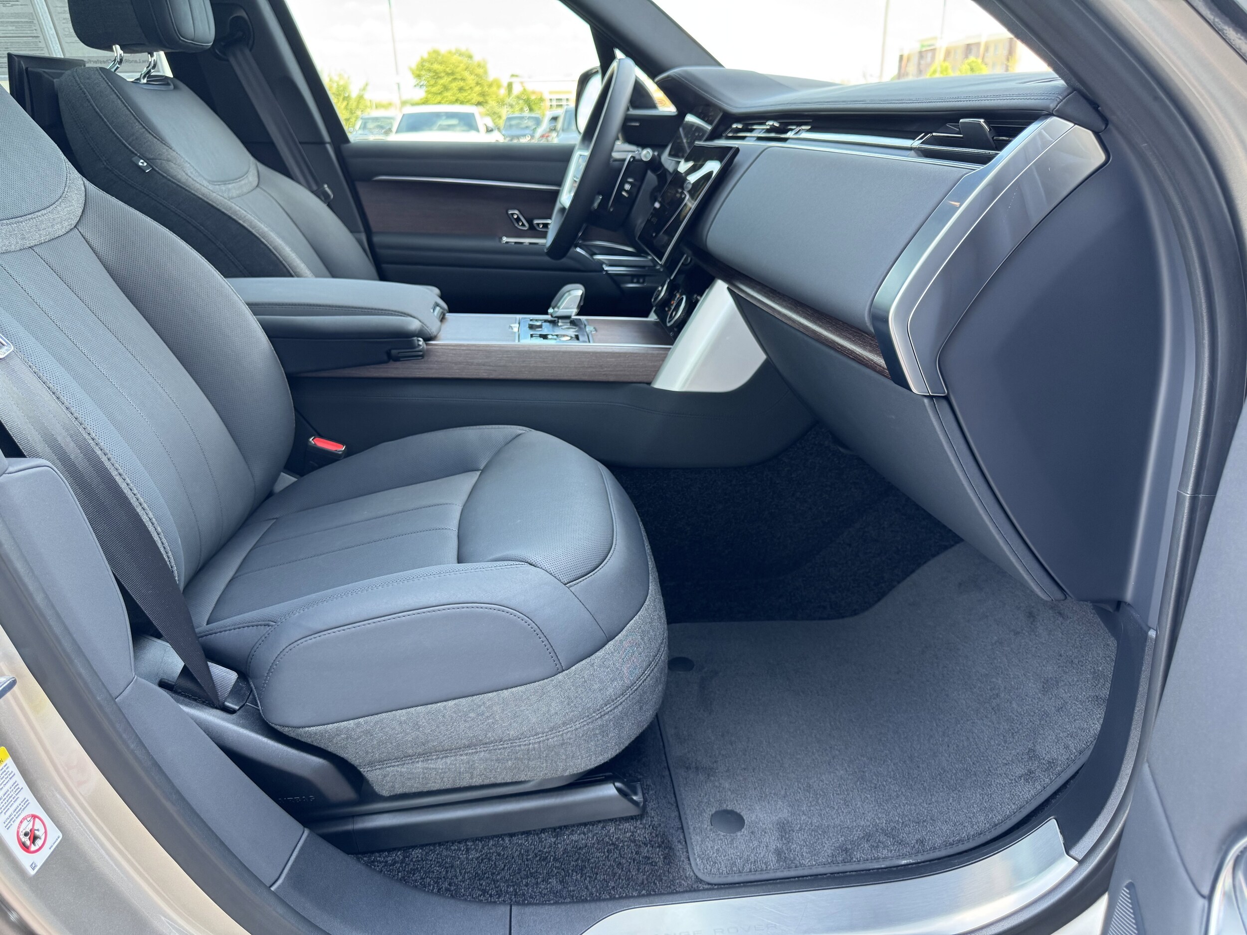 2023 Land Rover Range Rover SE photo 3