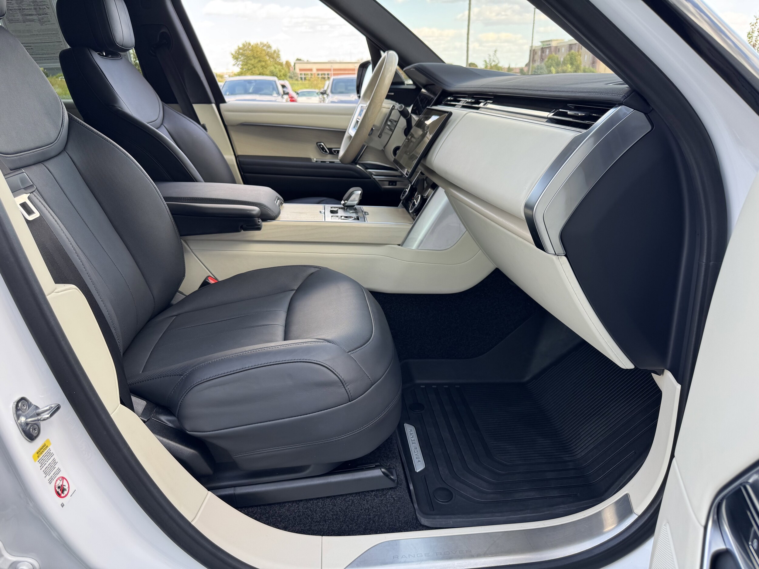 2023 Land Rover Range Rover SE photo 3