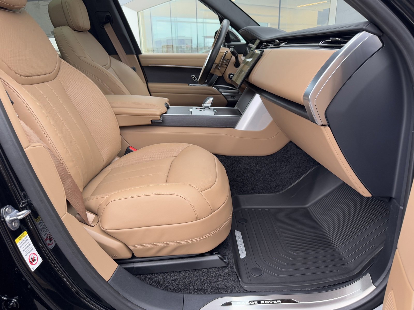 2025 Land Rover Range Rover SE photo 3