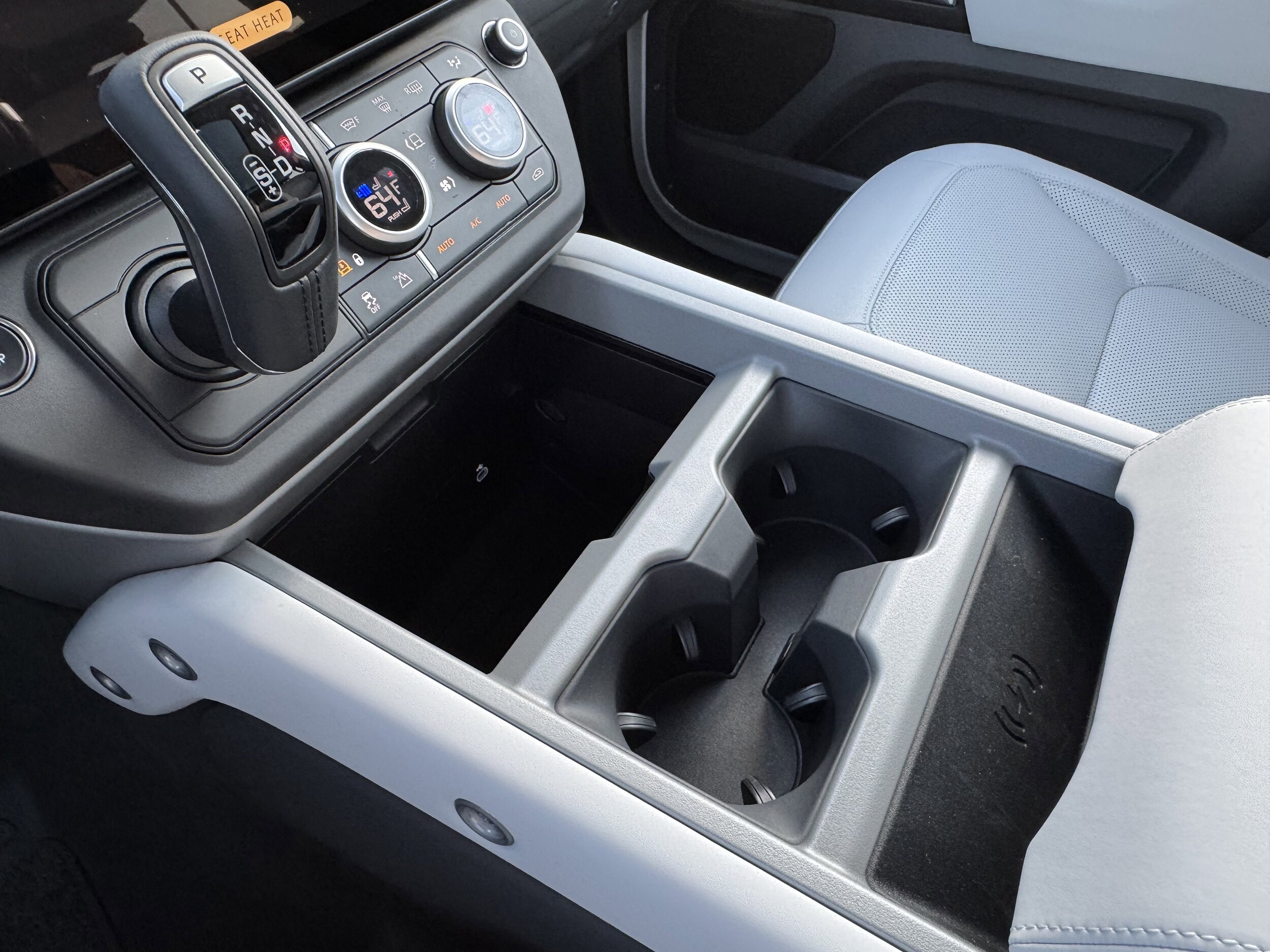 2026 Land Rover Defender V8 - Photo 23
