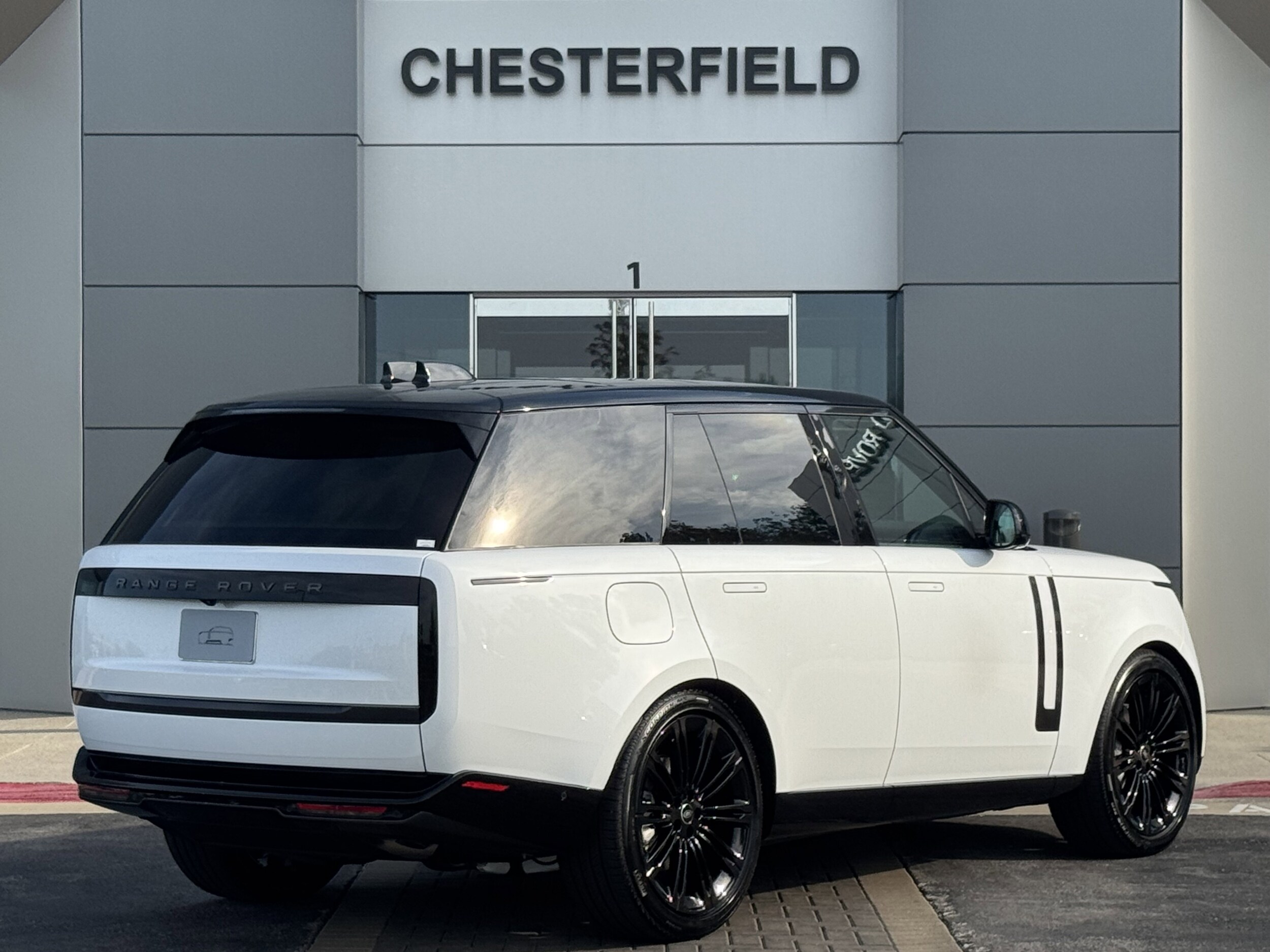 2025 Land Rover Range Rover SE photo 2