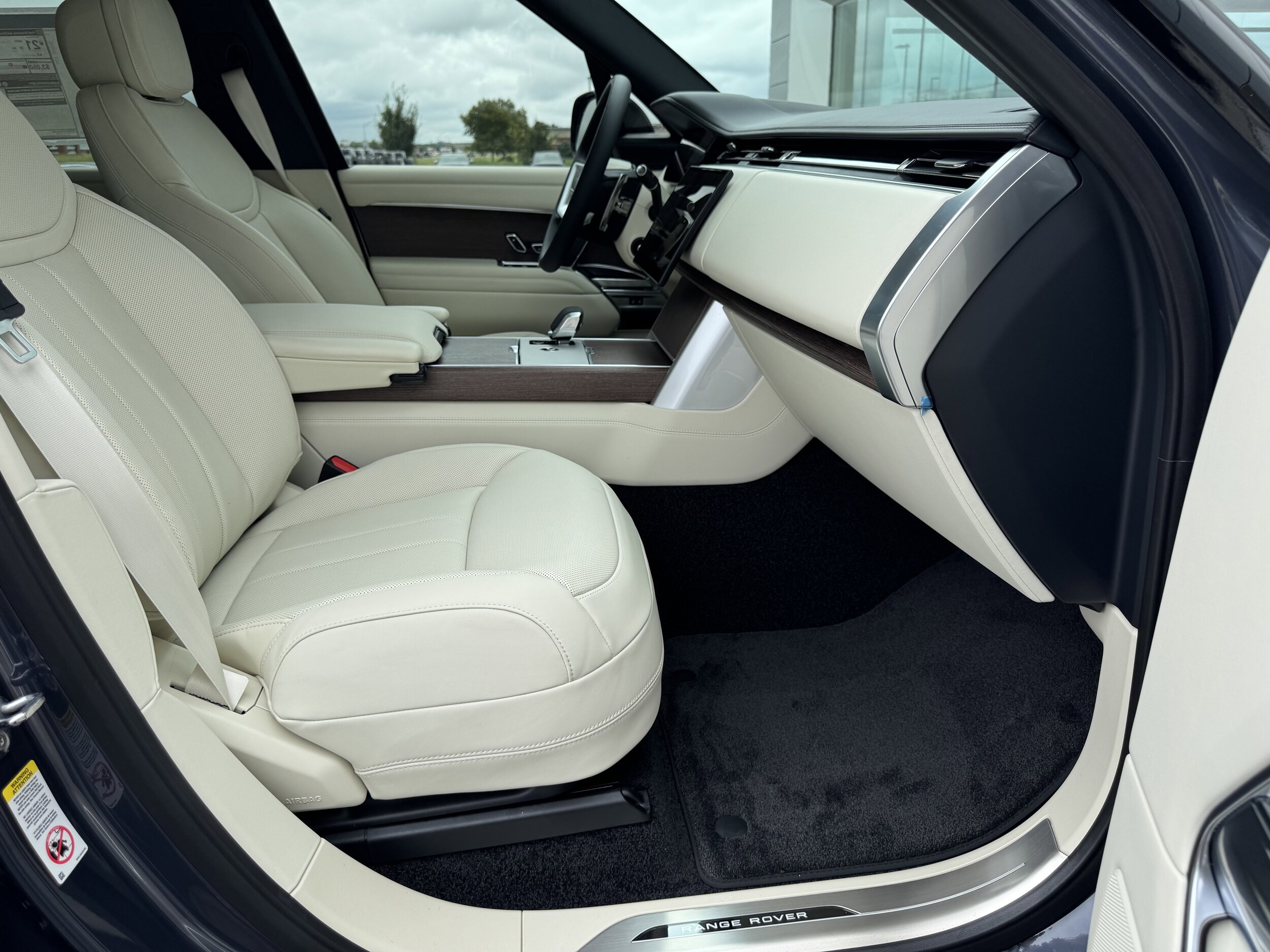 2025 Land Rover Range Rover SE photo 3
