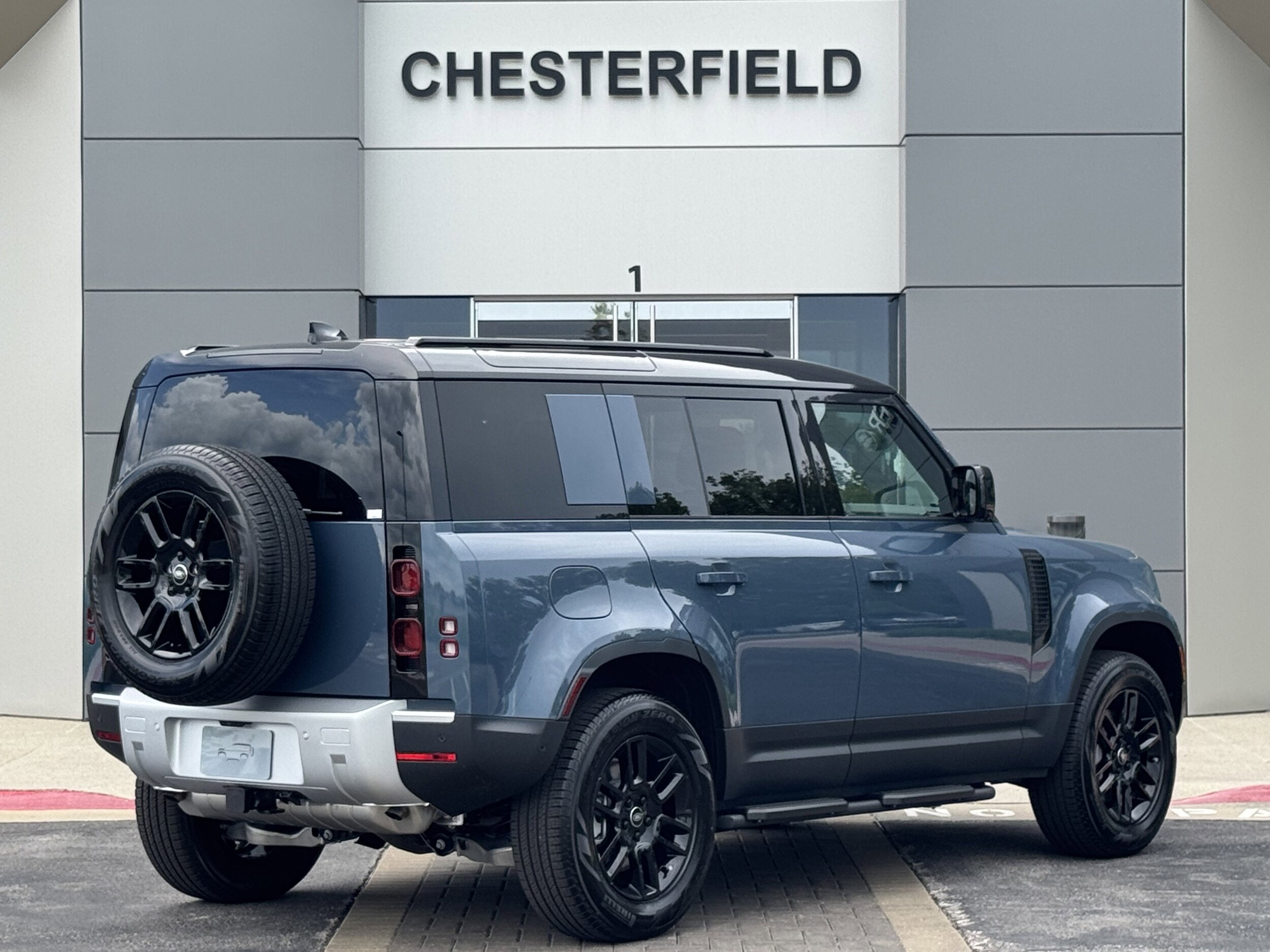 2025 Land Rover Defender 110 S photo 2