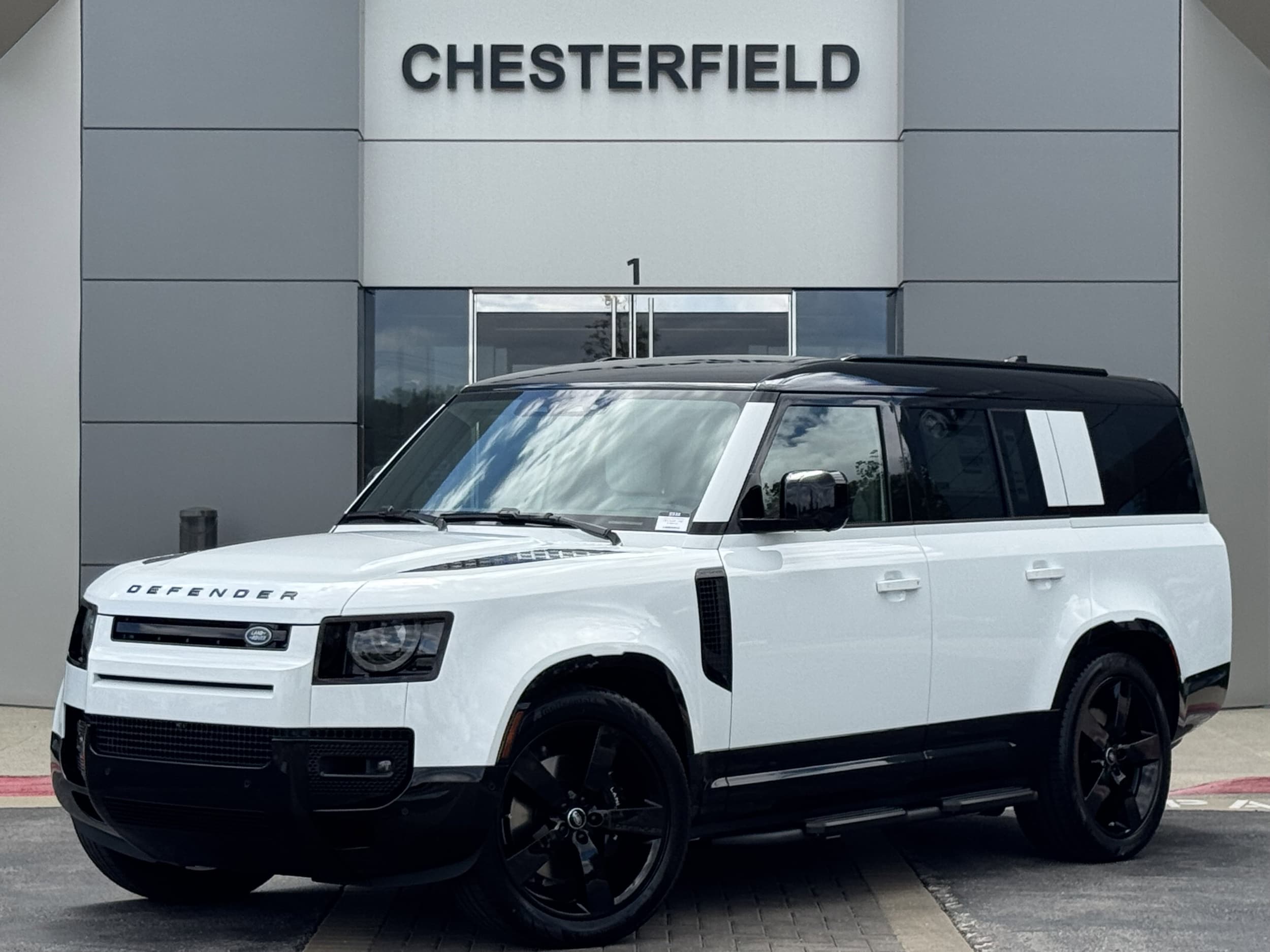 2025 Land Rover Defender V8's photo