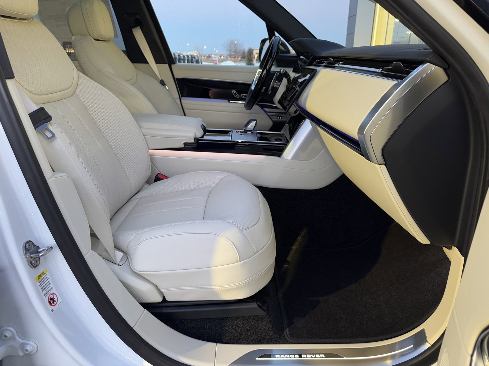 2025 Land Rover Range Rover SE photo 3
